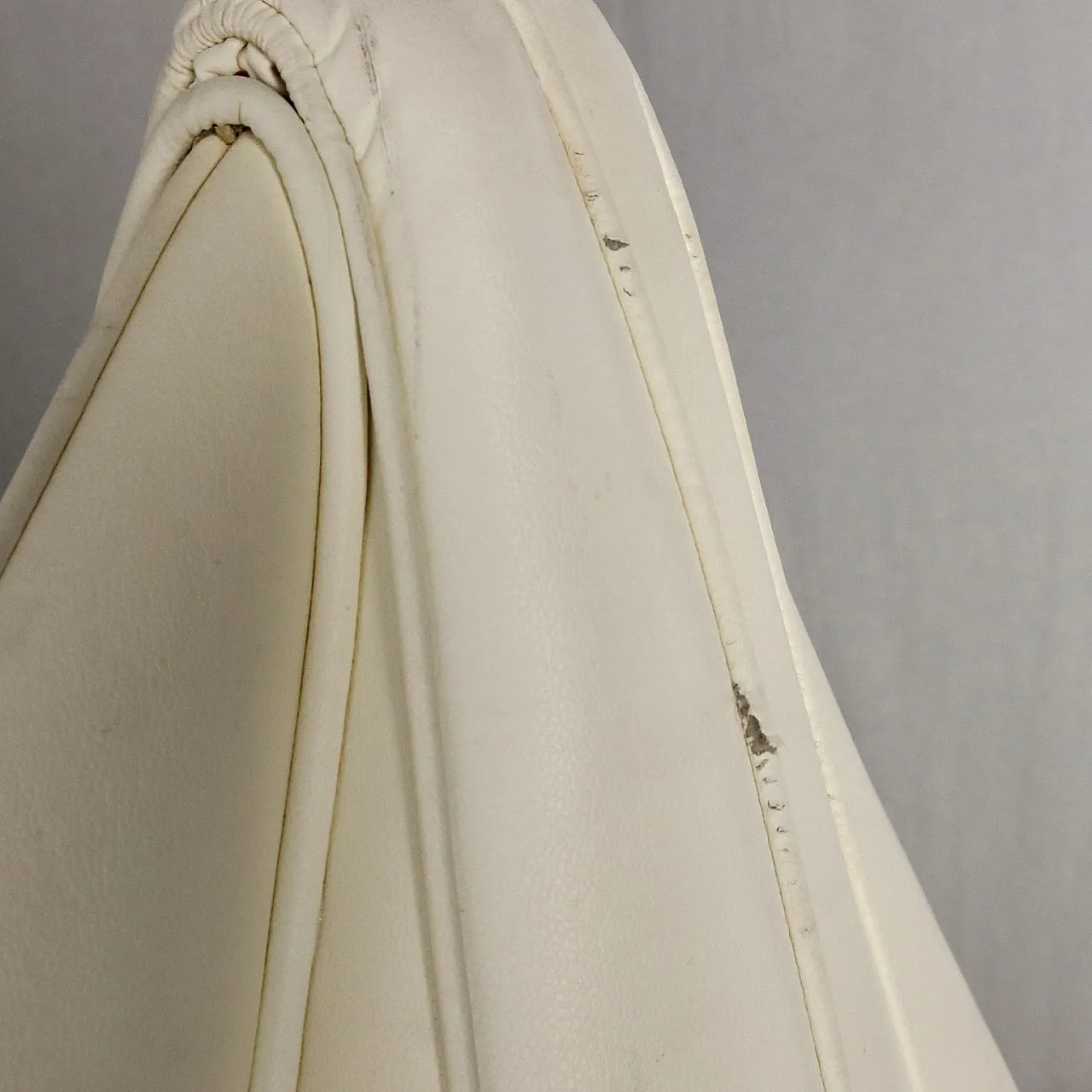 Divano poligonale in similpelle bianco, anni '80 8