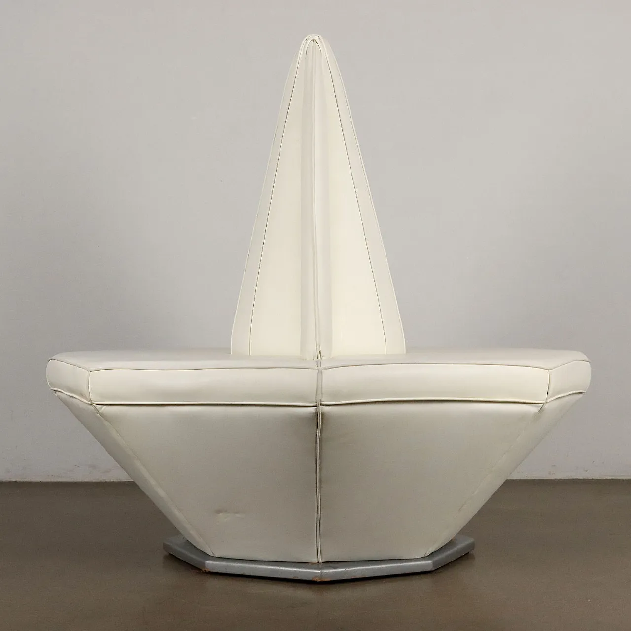 Divano poligonale in similpelle bianco, anni '80 9