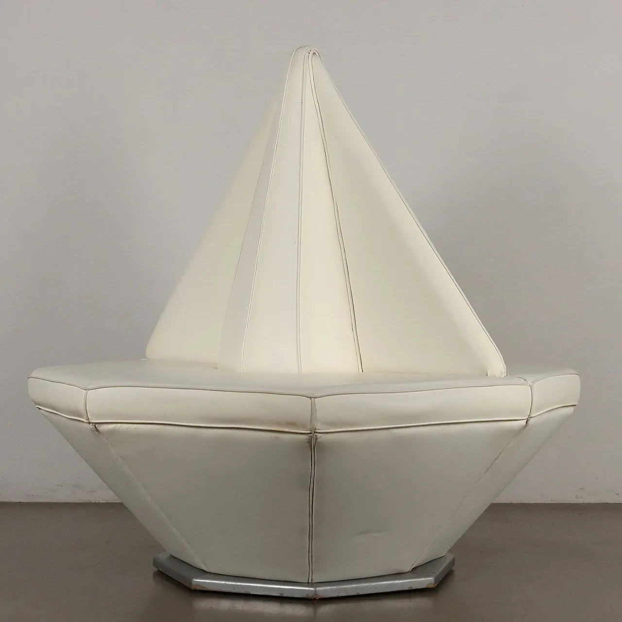 Divano poligonale in similpelle bianco, anni '80 10
