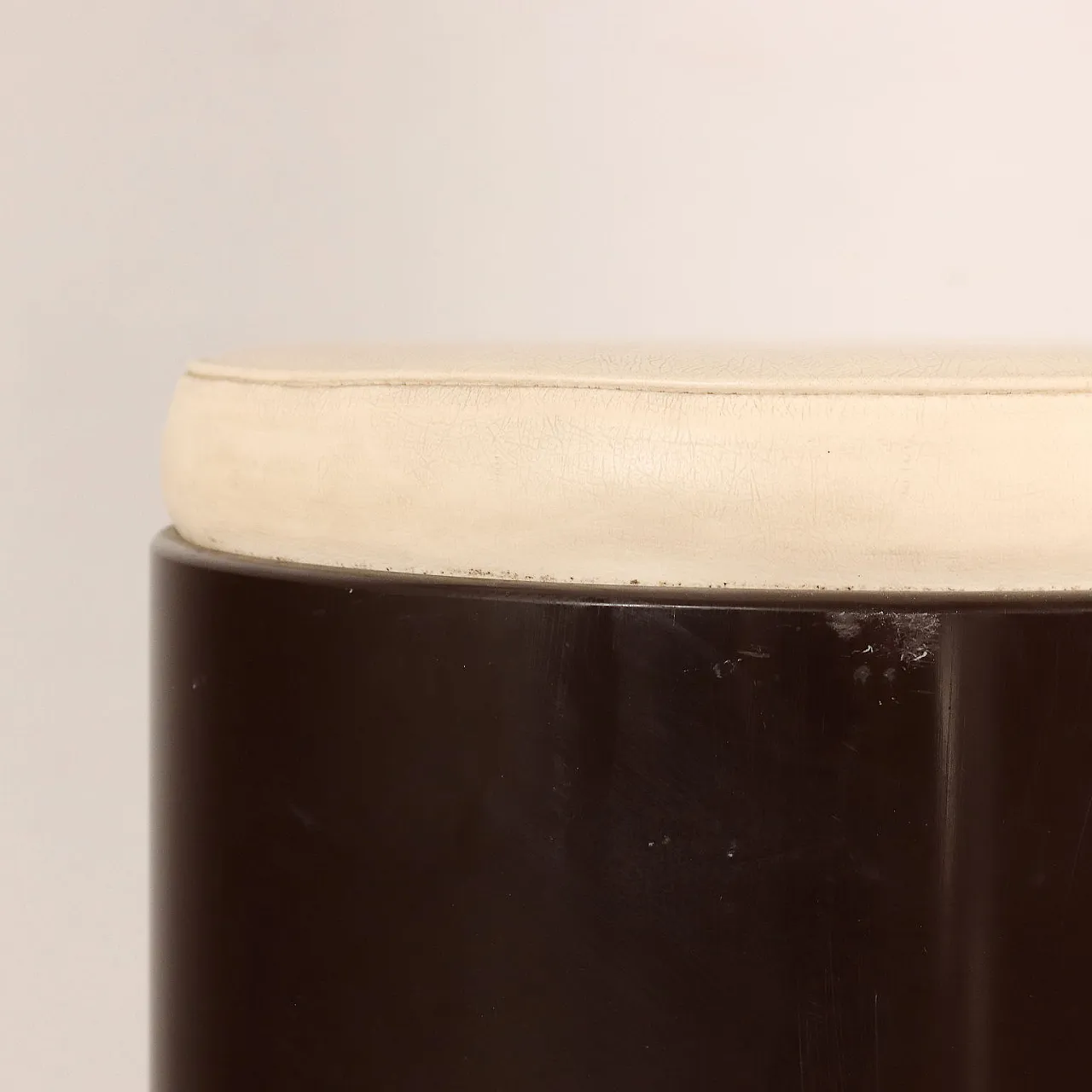 Coppia di sgabelli in legno laccato e similpelle, anni '70 4