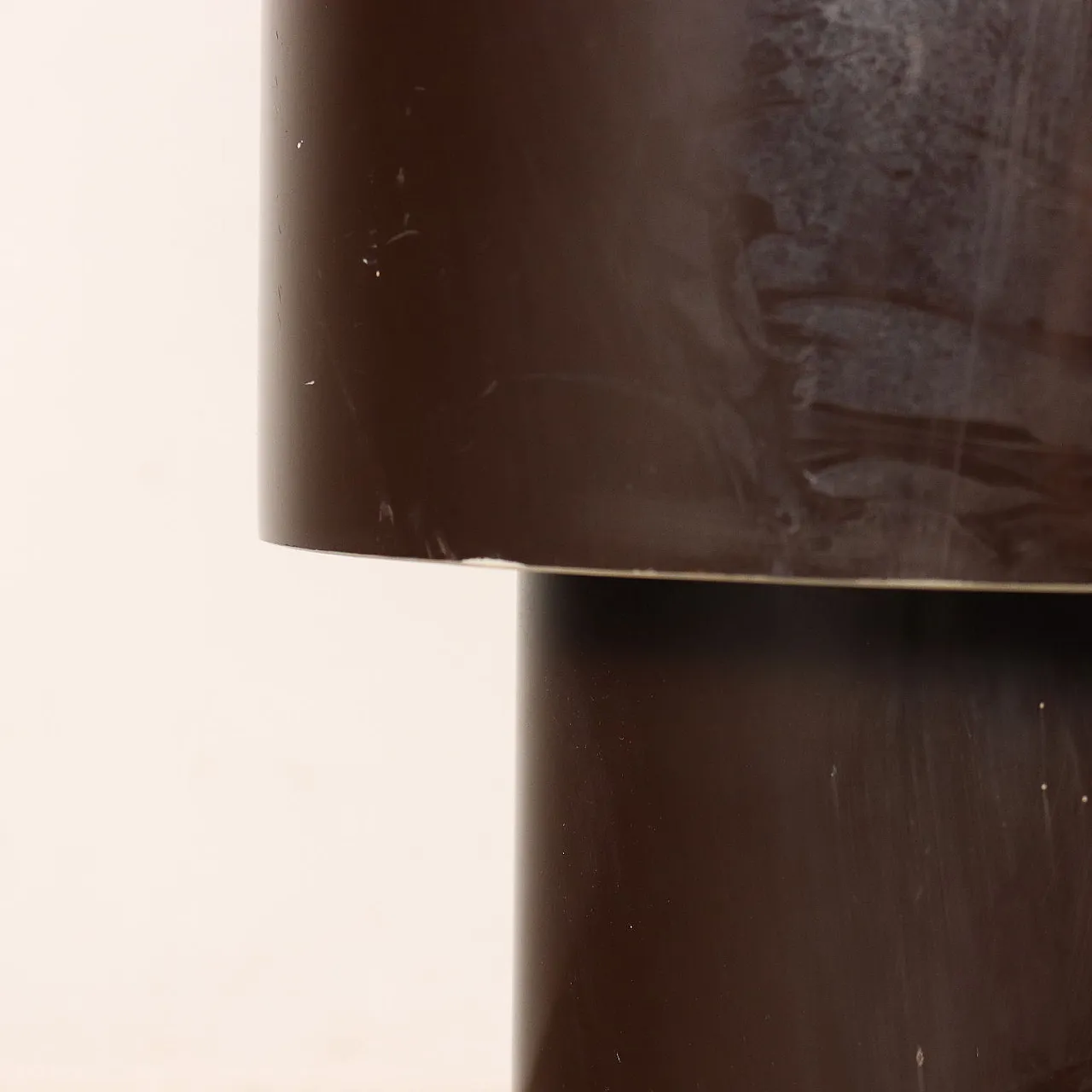 Coppia di sgabelli in legno laccato e similpelle, anni '70 5