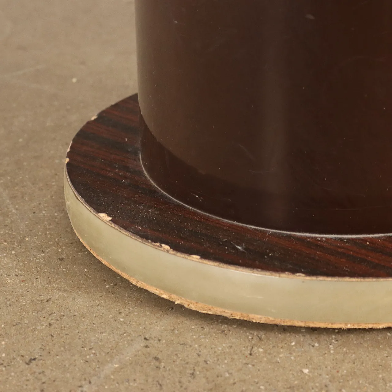 Coppia di sgabelli in legno laccato e similpelle, anni '70 6