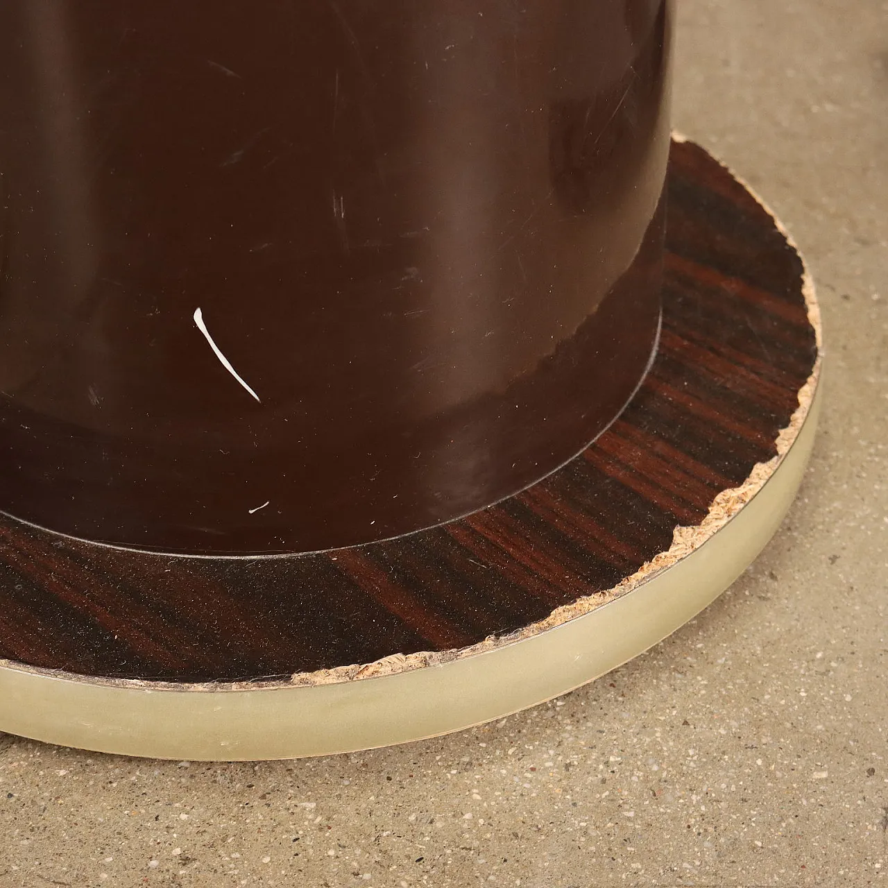 Coppia di sgabelli in legno laccato e similpelle, anni '70 7