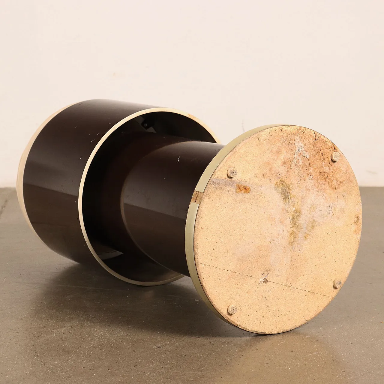 Coppia di sgabelli in legno laccato e similpelle, anni '70 8