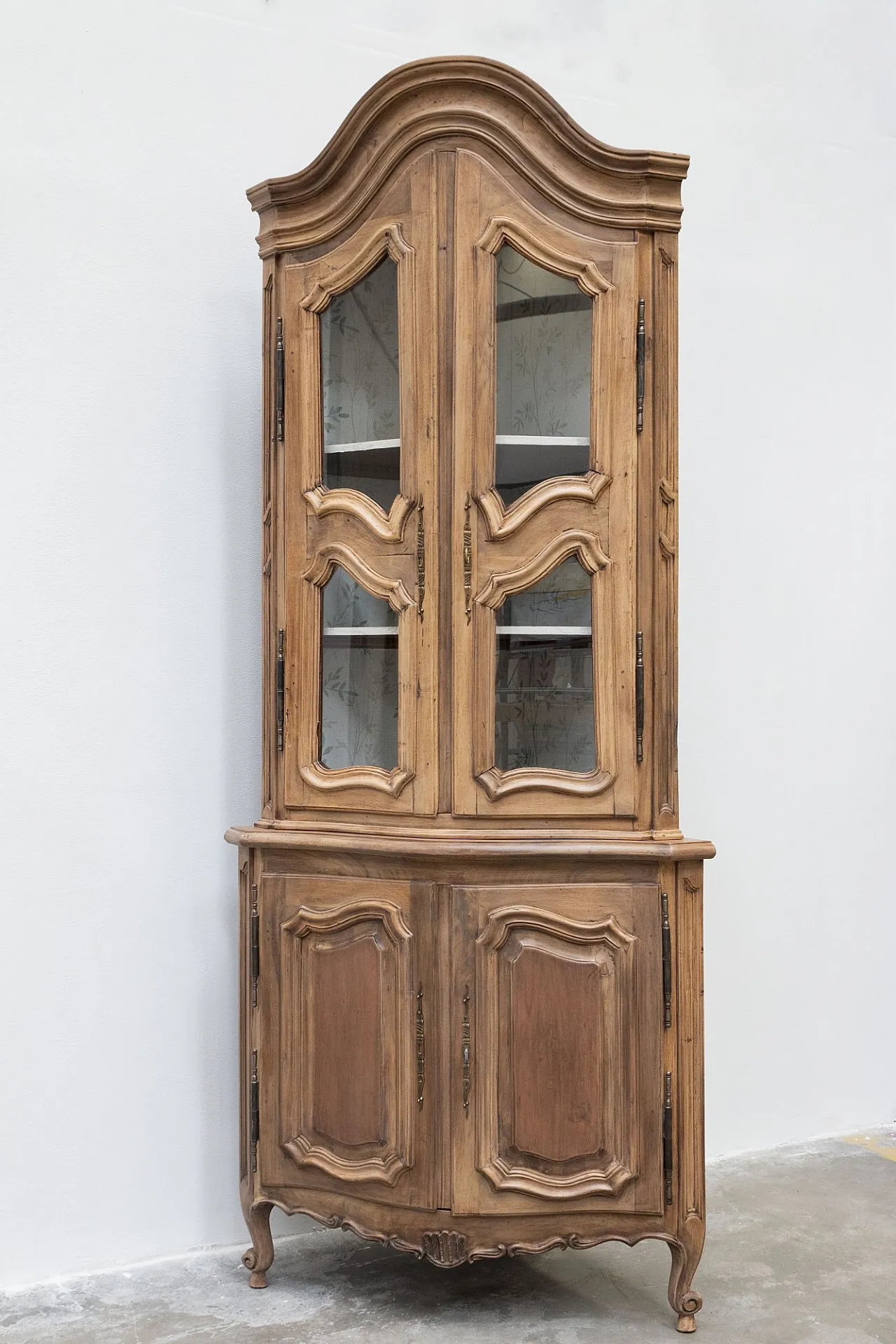 Angoliera artigianale in noce, '900 1