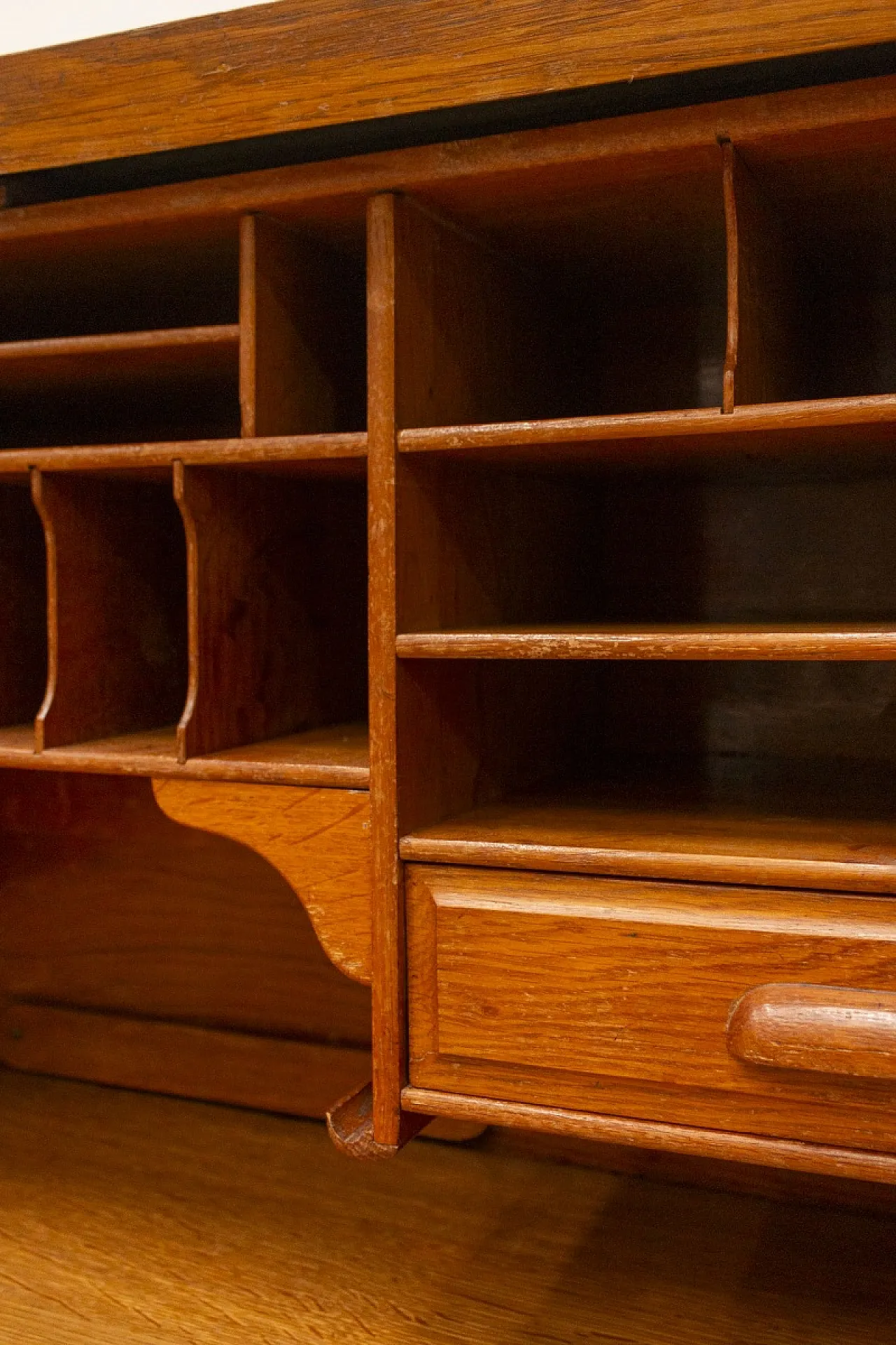 Scrivania ministeriale americana in legno, anni '40 13