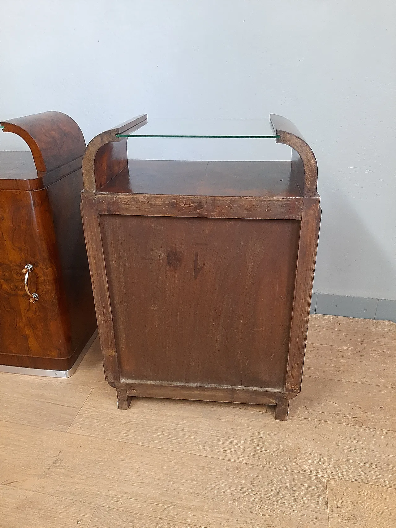 Pair of Art Deco bedside tables in blond walnut and briar, 40s 1
