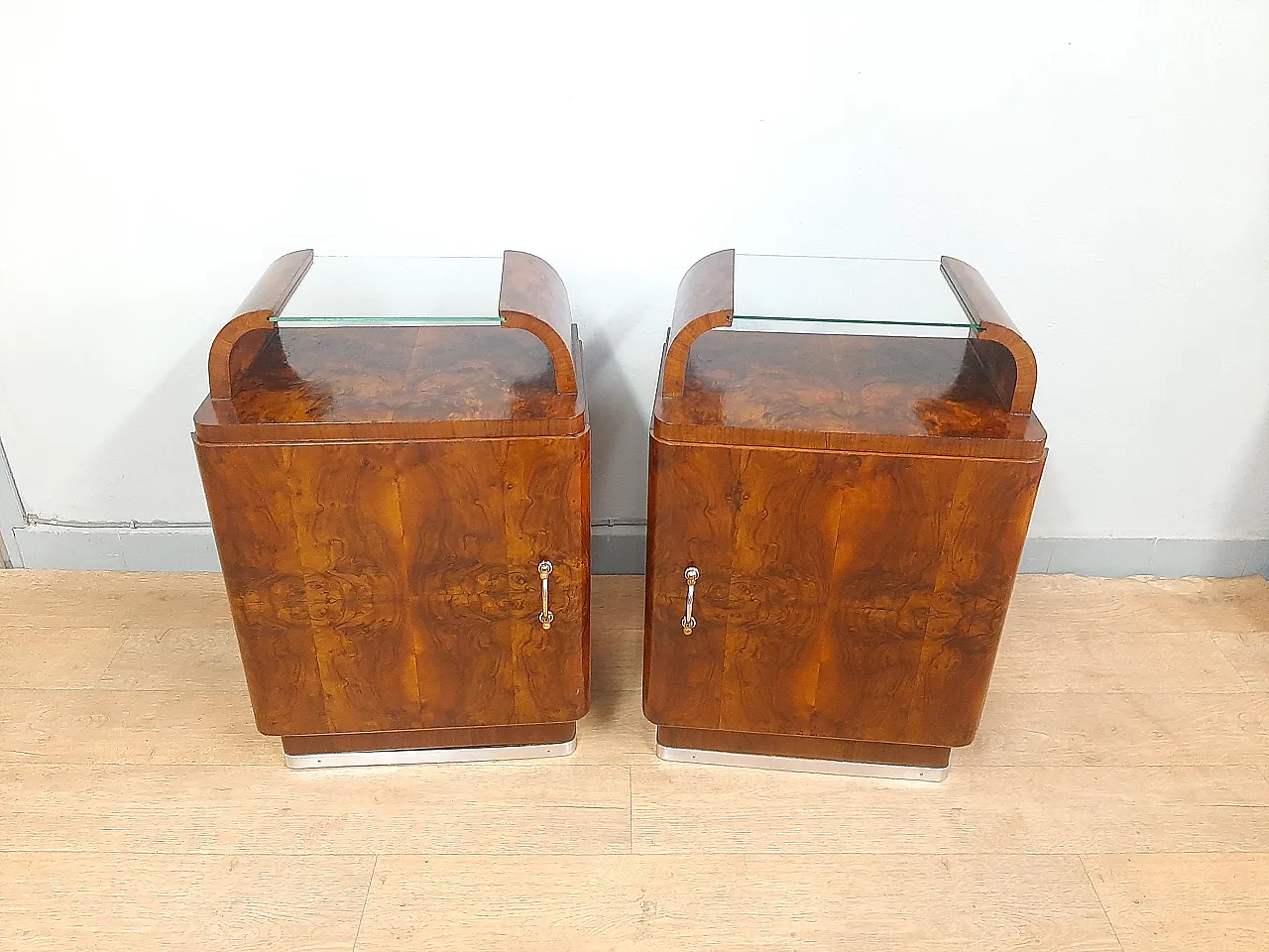 Pair of Art Deco bedside tables in blond walnut and briar, 40s 2