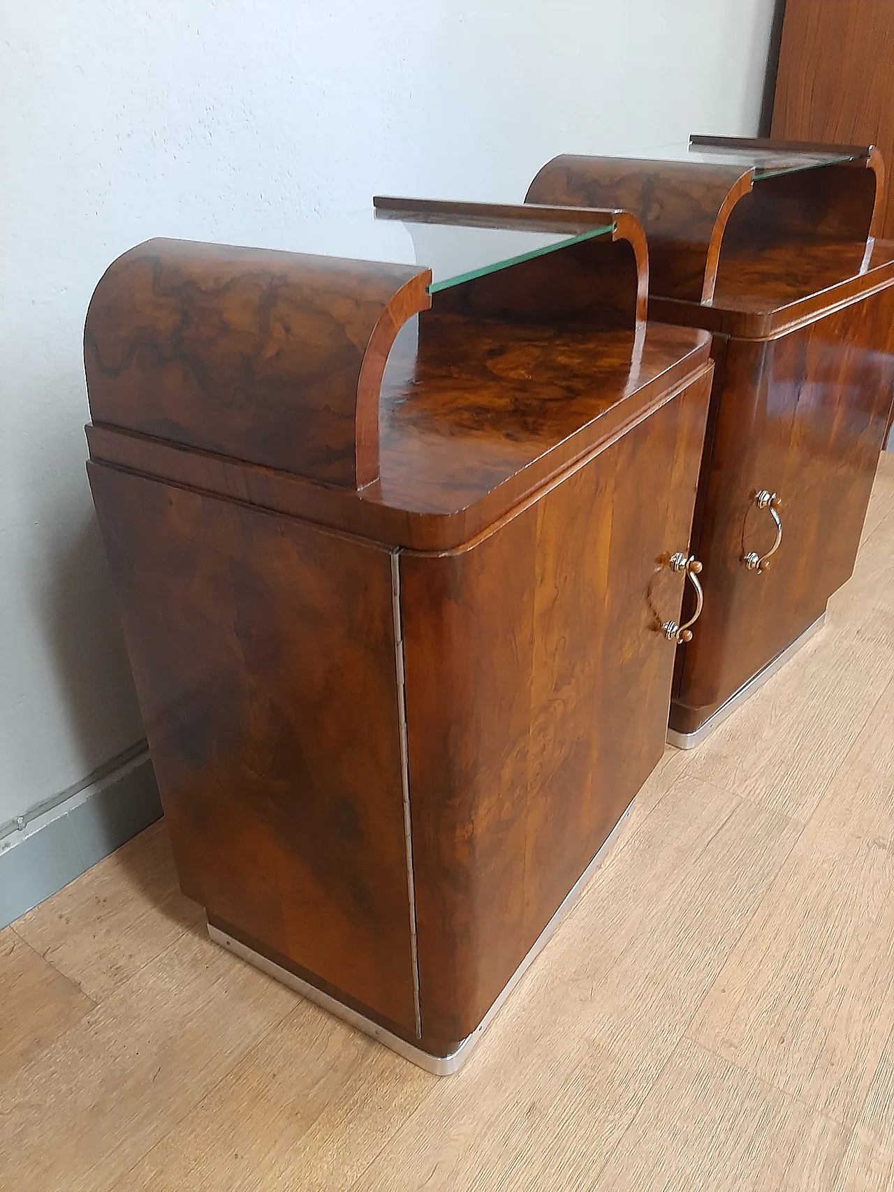 Pair of Art Deco bedside tables in blond walnut and briar, 40s 3
