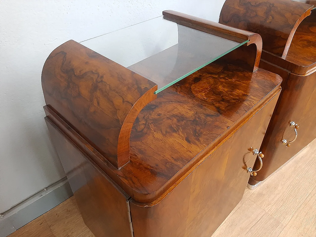 Pair of Art Deco bedside tables in blond walnut and briar, 40s 4