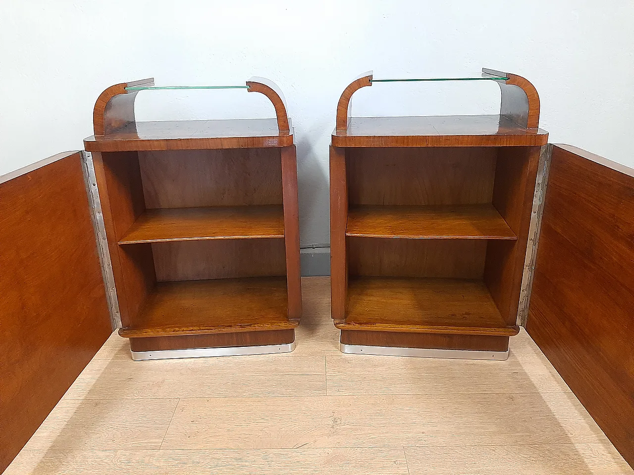 Pair of Art Deco bedside tables in blond walnut and briar, 40s 5