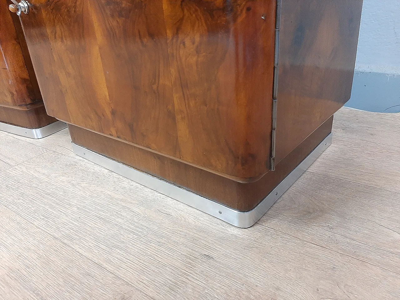 Pair of Art Deco bedside tables in blond walnut and briar, 40s 6