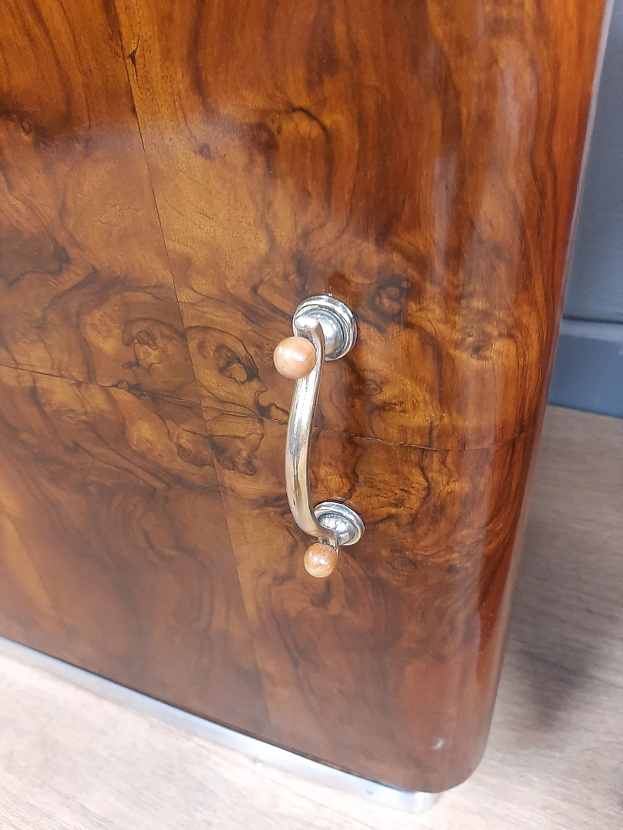 Pair of Art Deco bedside tables in blond walnut and briar, 40s 7