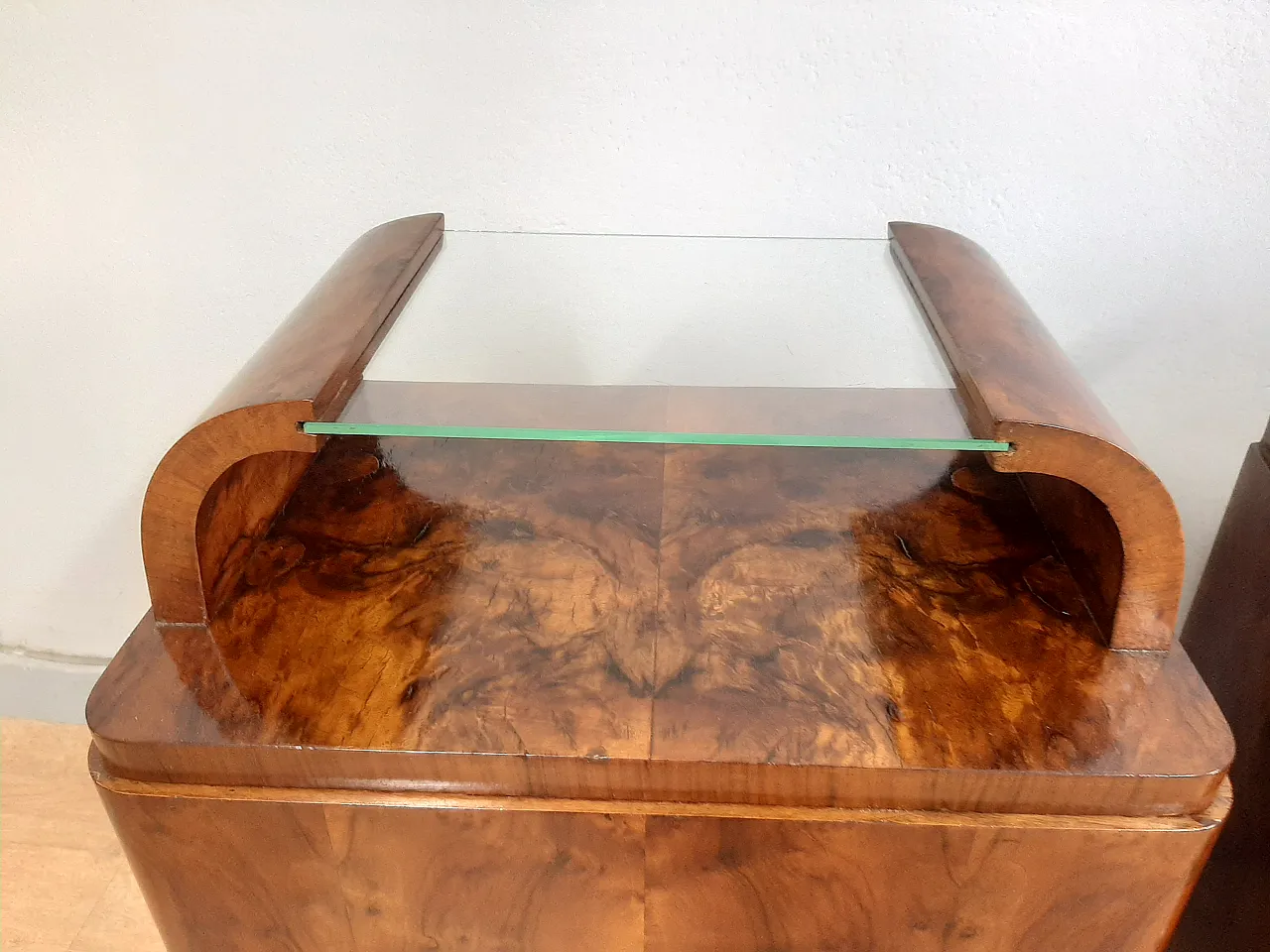 Pair of Art Deco bedside tables in blond walnut and briar, 40s 8