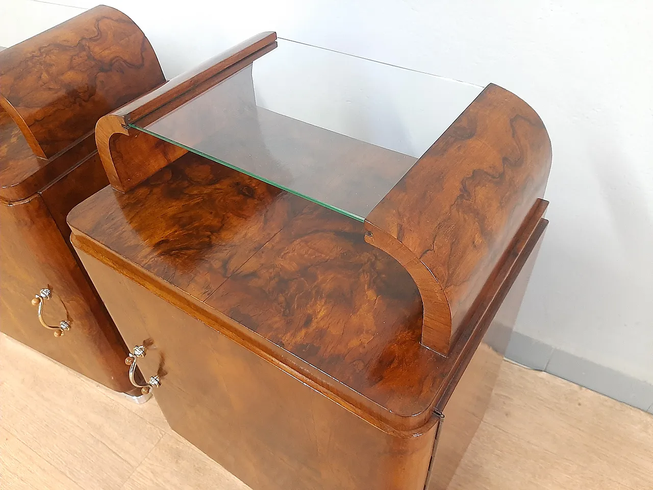 Pair of Art Deco bedside tables in blond walnut and briar, 40s 9