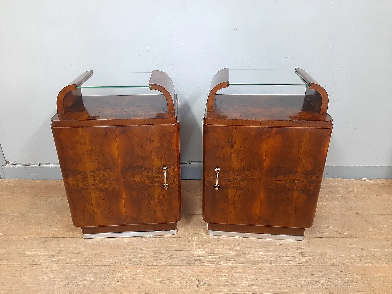 Pair of Art Deco bedside tables in blond walnut and briar, 40s 10