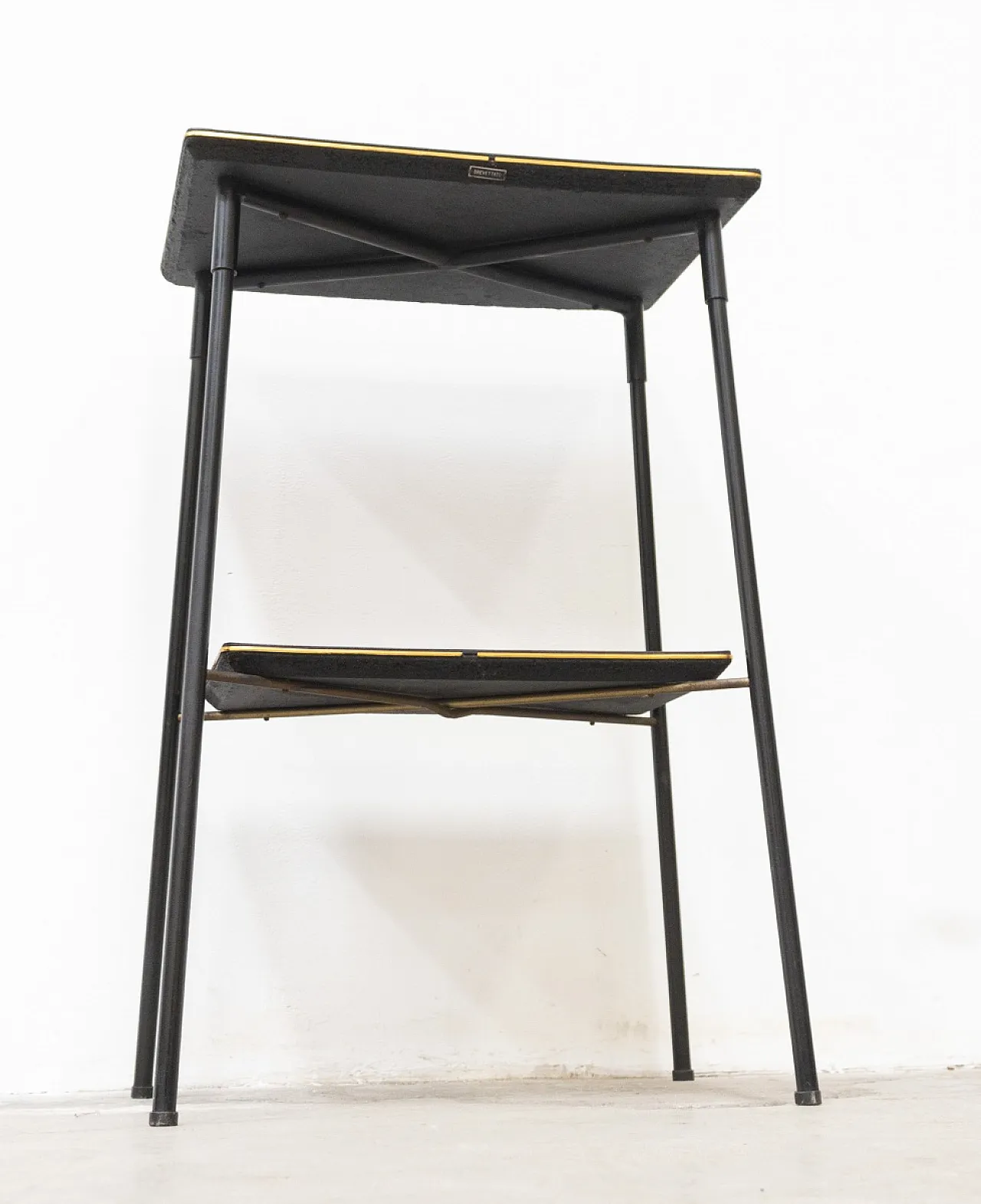 Tavolino a due ripiani in mogano e ottone, fine '900 9