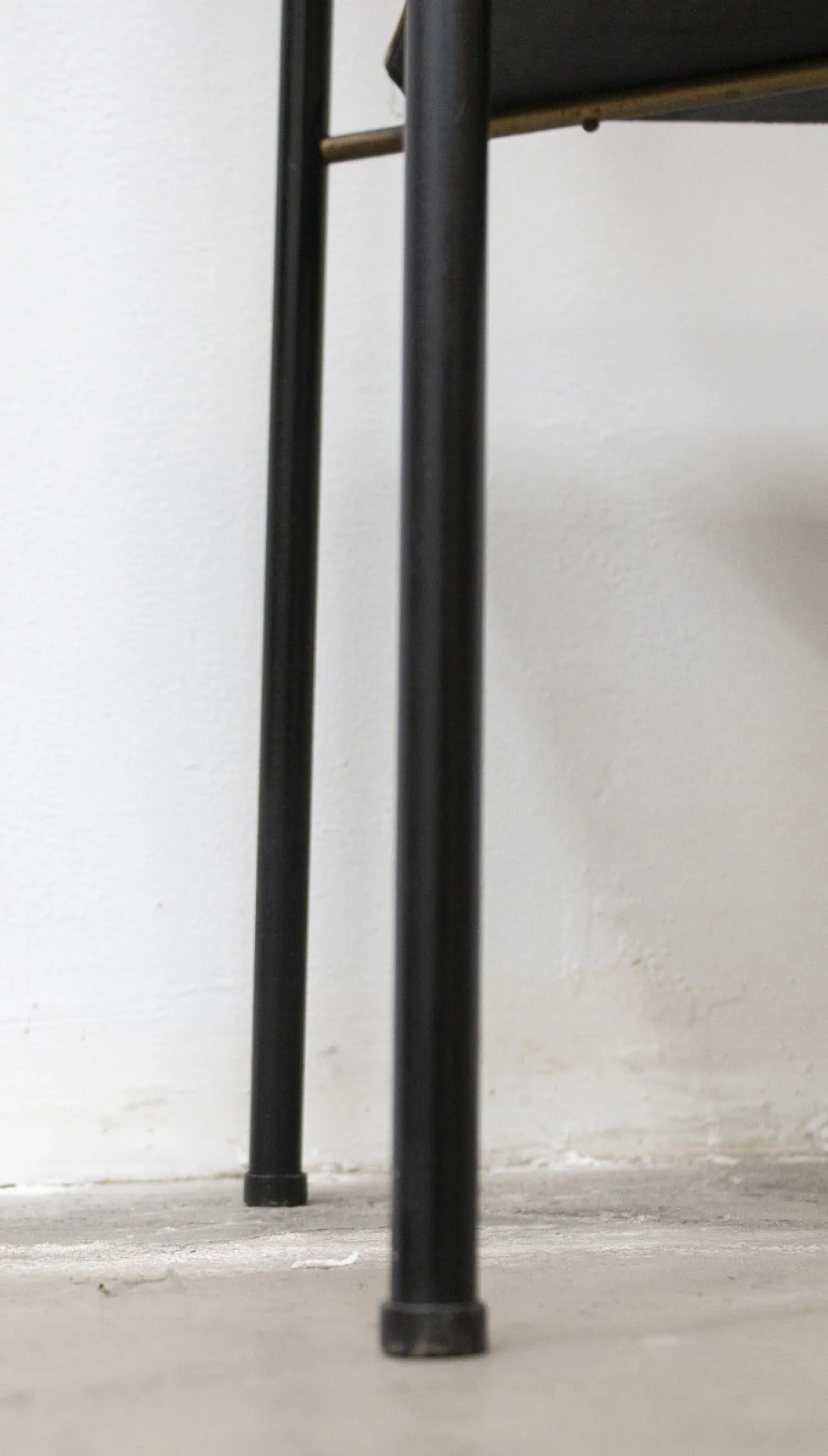 Tavolino a due ripiani in mogano e ottone, fine '900 11