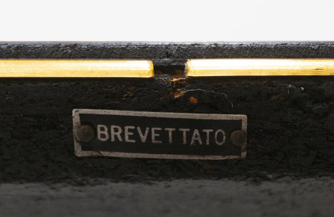 Tavolino a due ripiani in mogano e ottone, fine '900 12