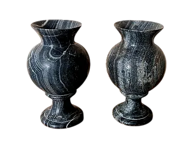Coppia di vasi a urna in marmo nero serpentino, primo '900