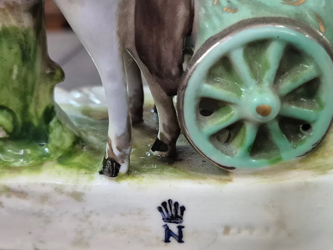 Lampada in porcellana di Capodimonte con scena di carrozza, anni '70 11