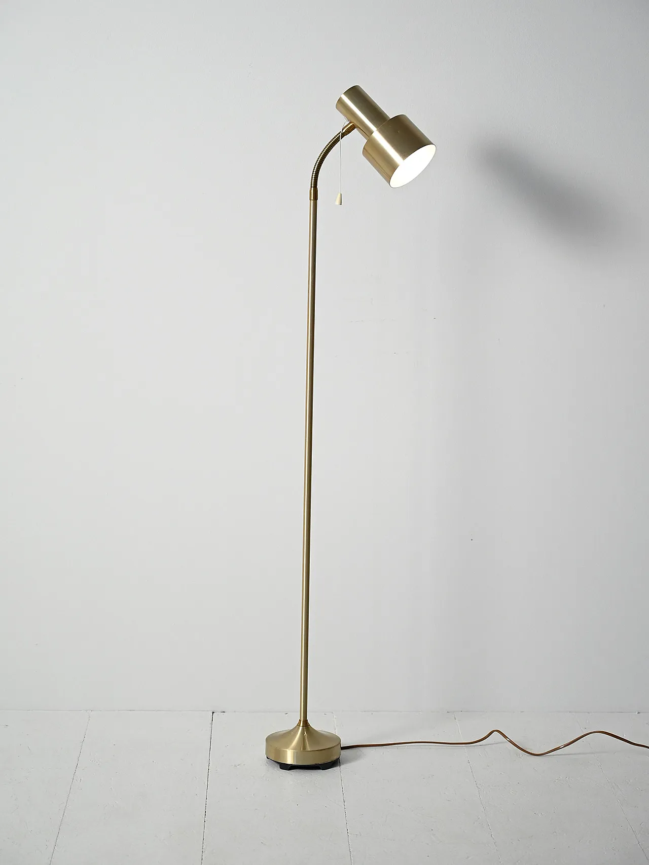 Lampada da terra scandinava dorata anni 60 1