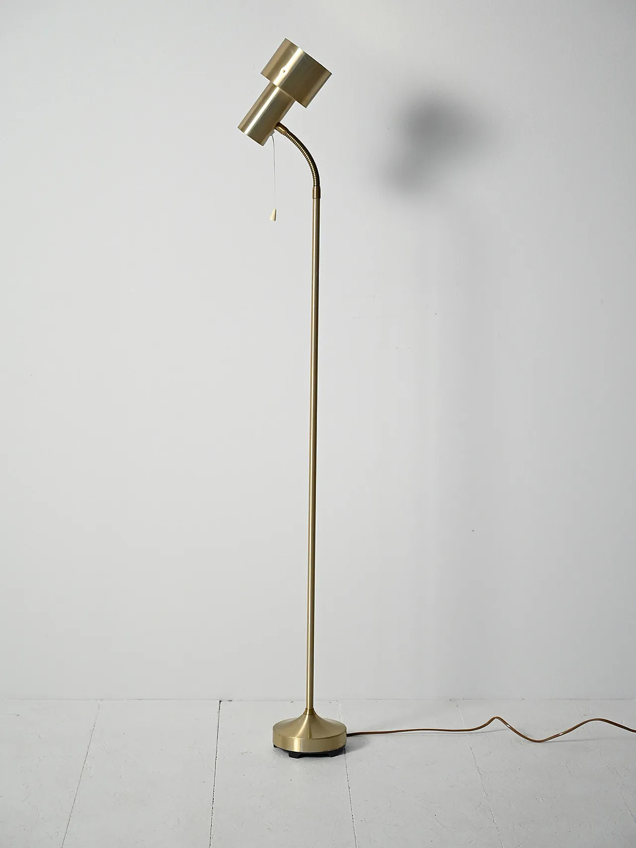 Lampada da terra scandinava dorata anni 60 2