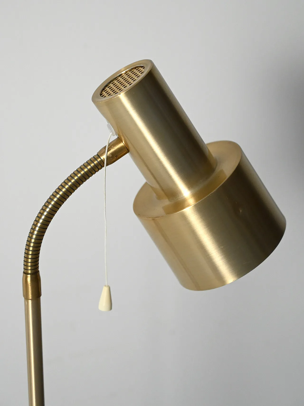 Lampada da terra scandinava dorata anni 60 3