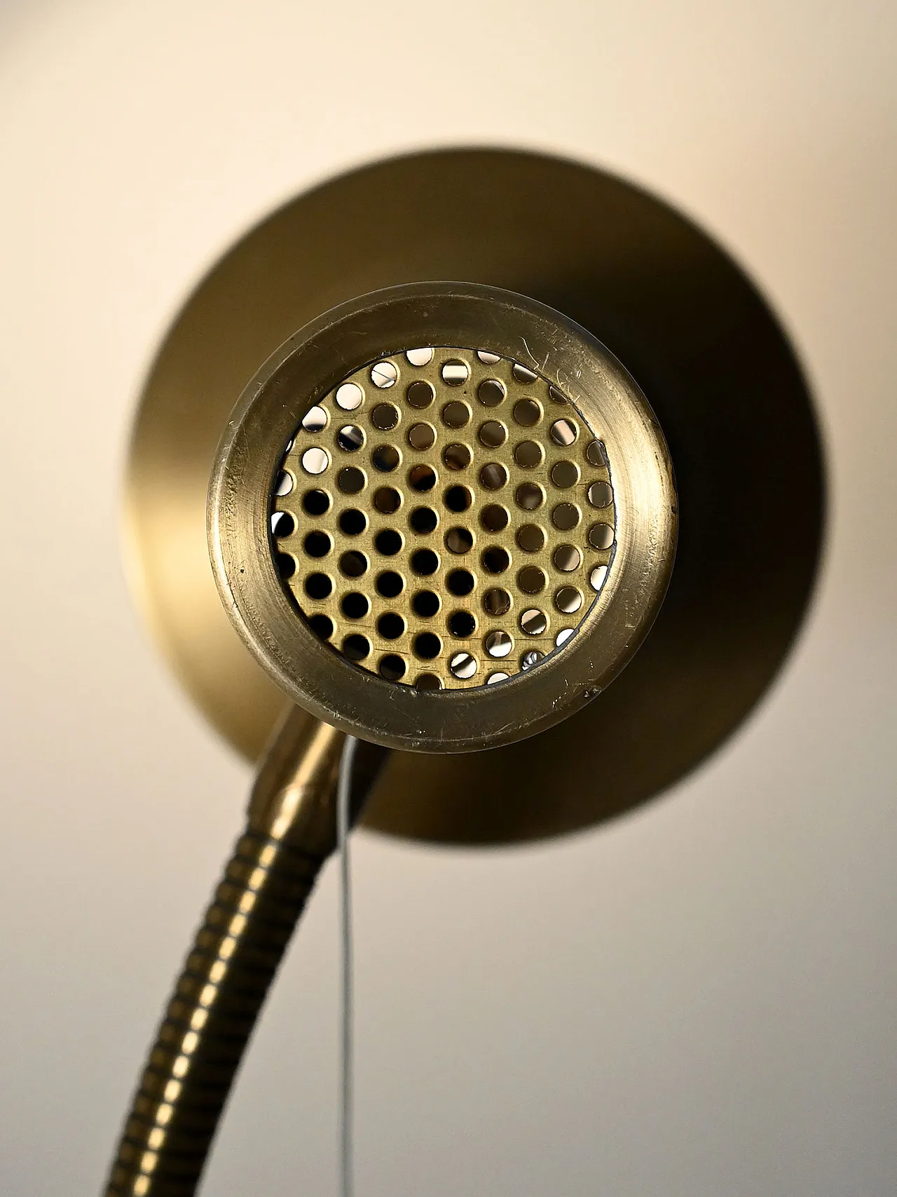 Lampada da terra scandinava dorata anni 60 5