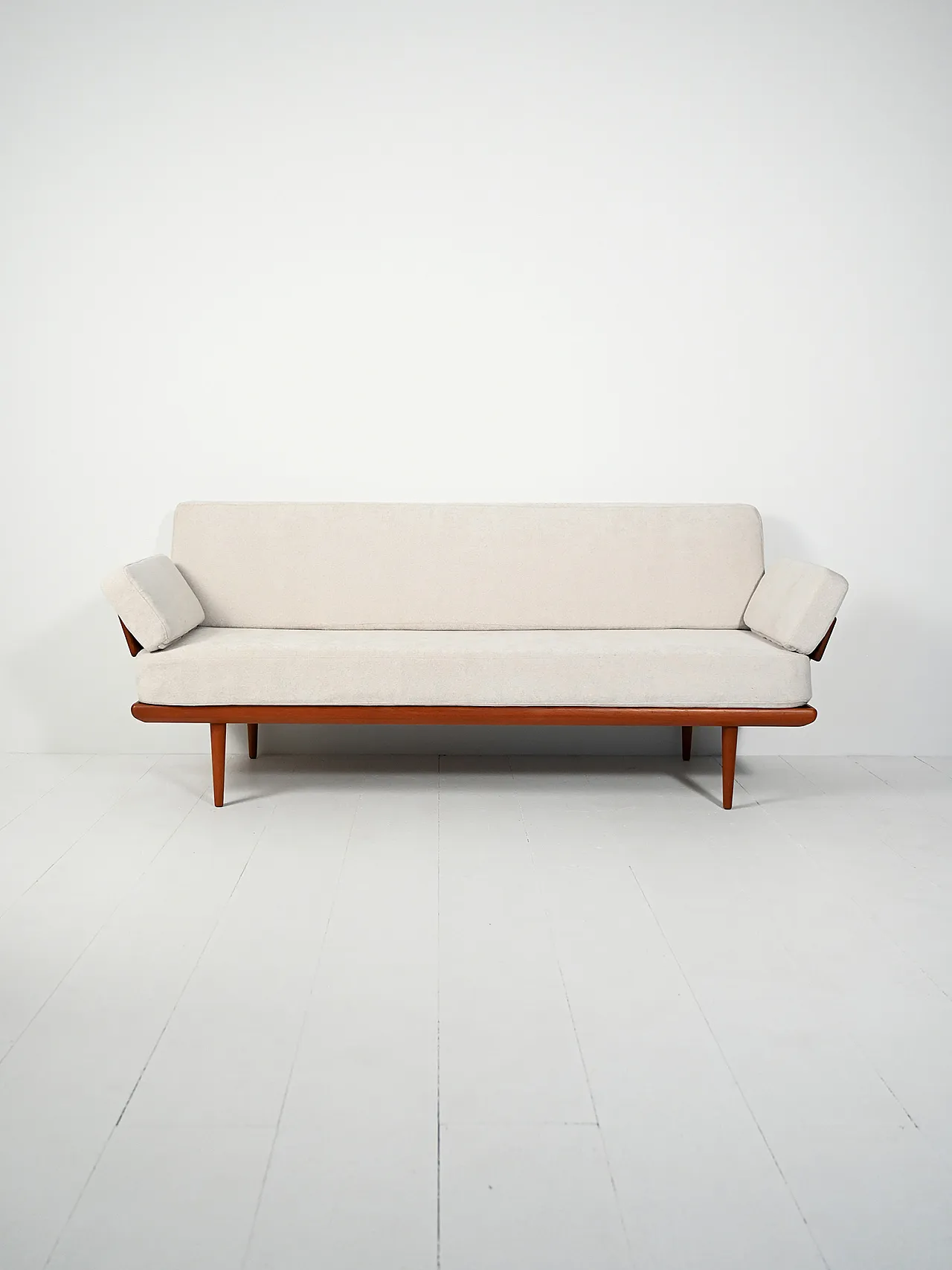 Divano “Minerva” con braccioli di France & Søn 1