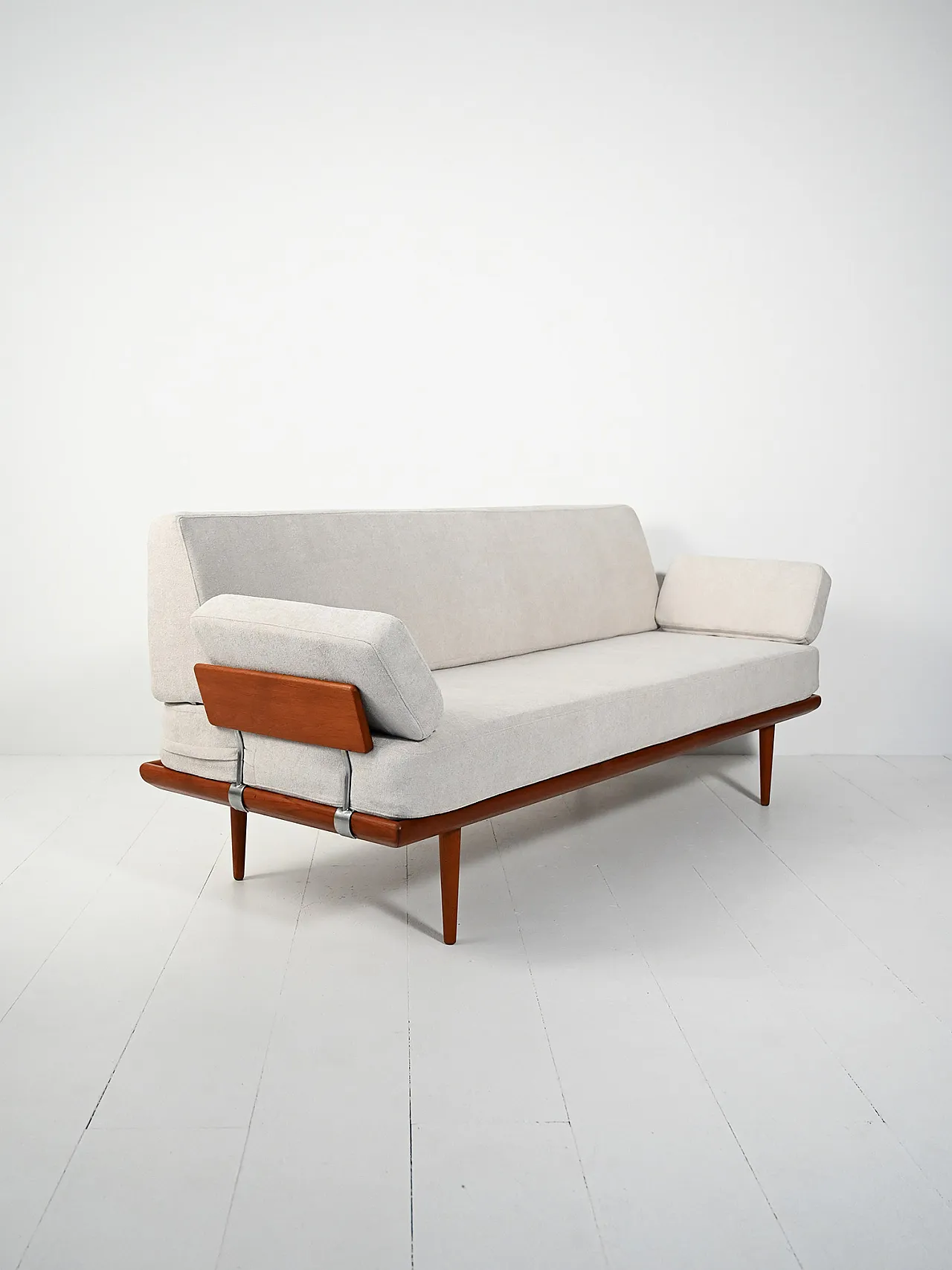 Divano “Minerva” con braccioli di France & Søn 2