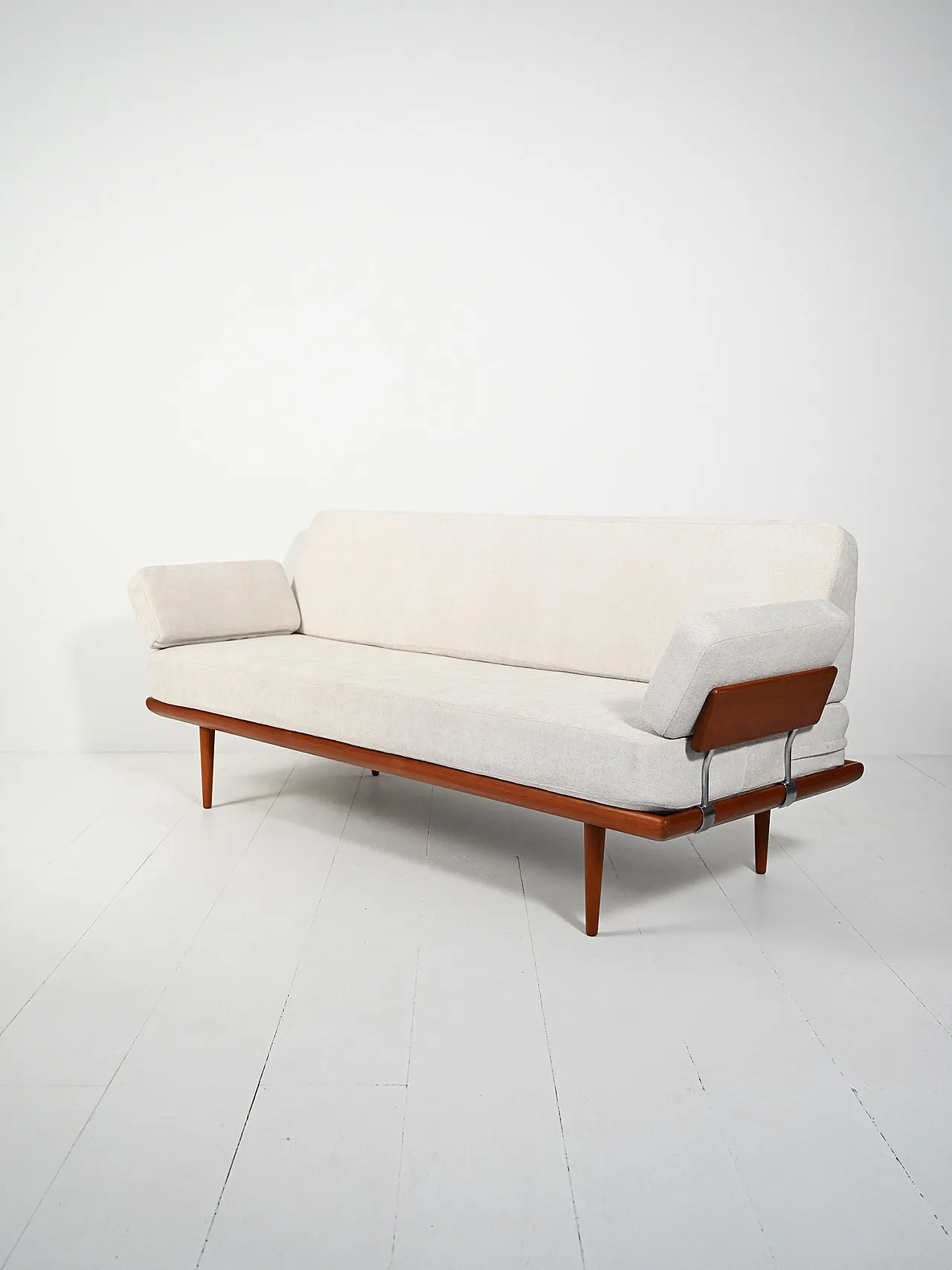 Divano “Minerva” con braccioli di France & Søn 3