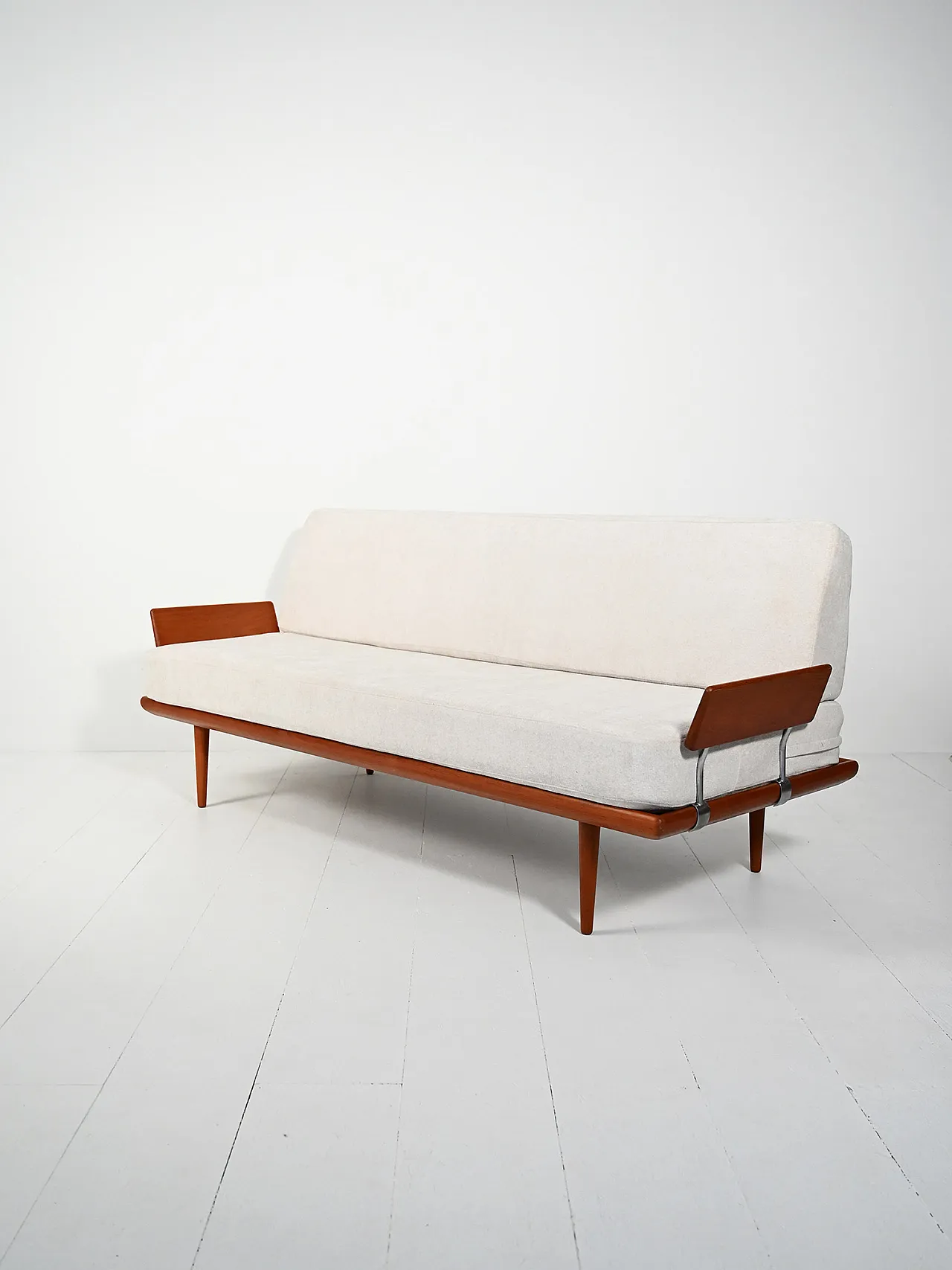 Divano “Minerva” con braccioli di France & Søn 4