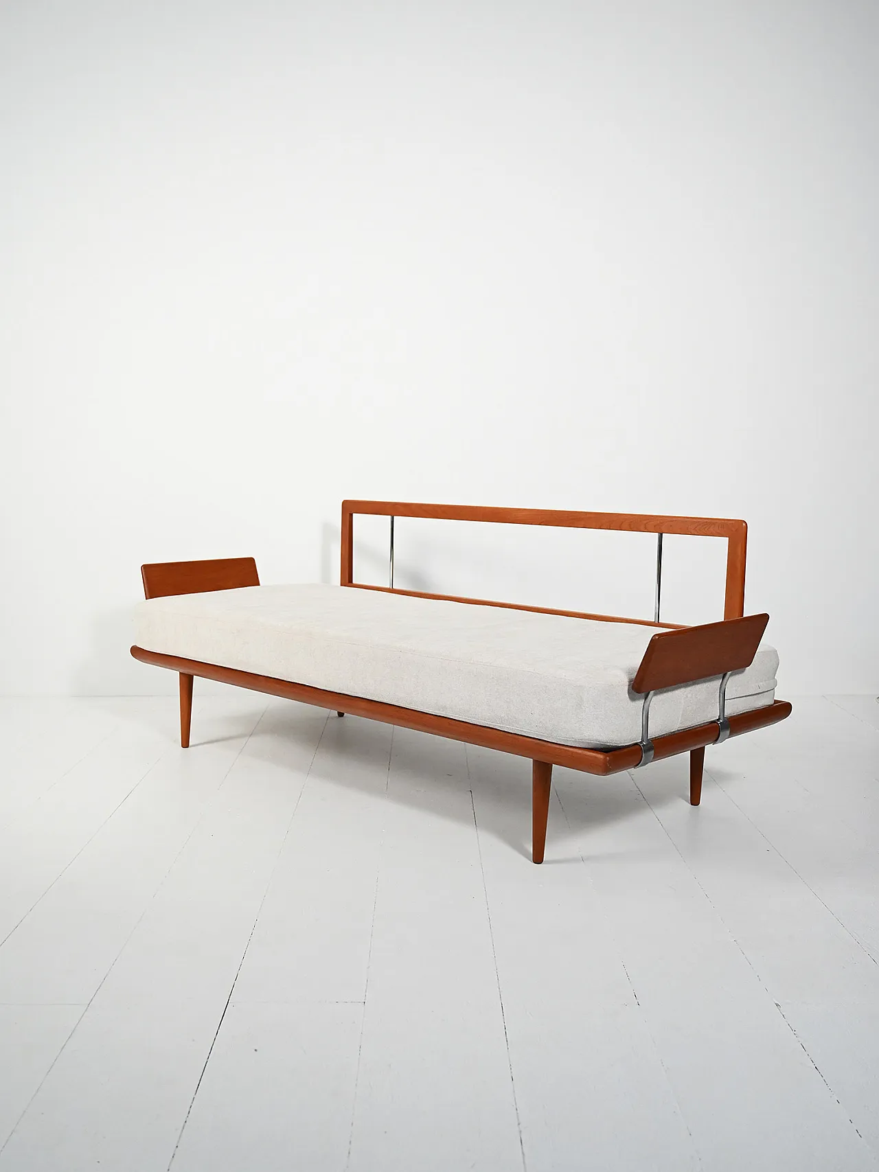 Divano “Minerva” con braccioli di France & Søn 5