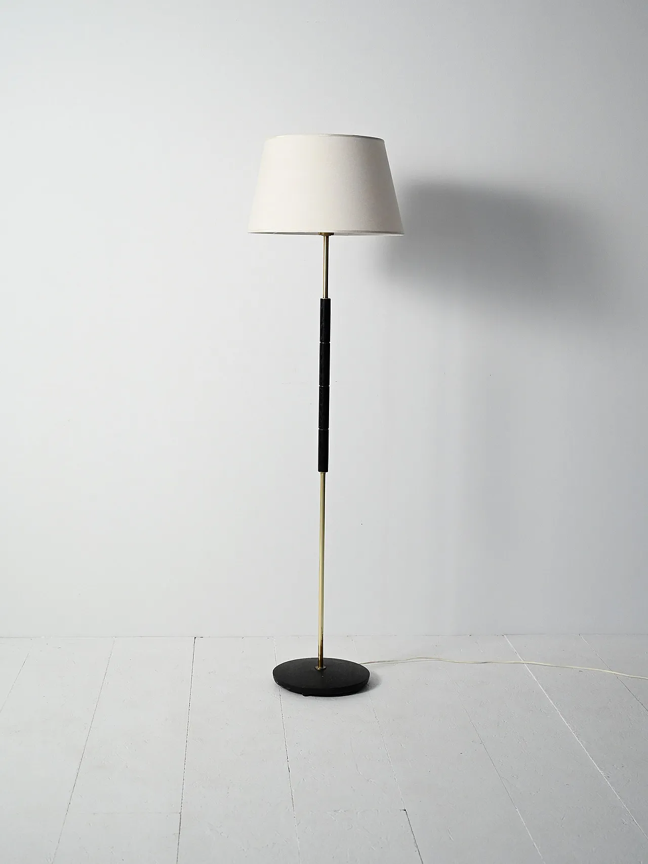 Lampada da terra scandinava in legno nero e ottone 2