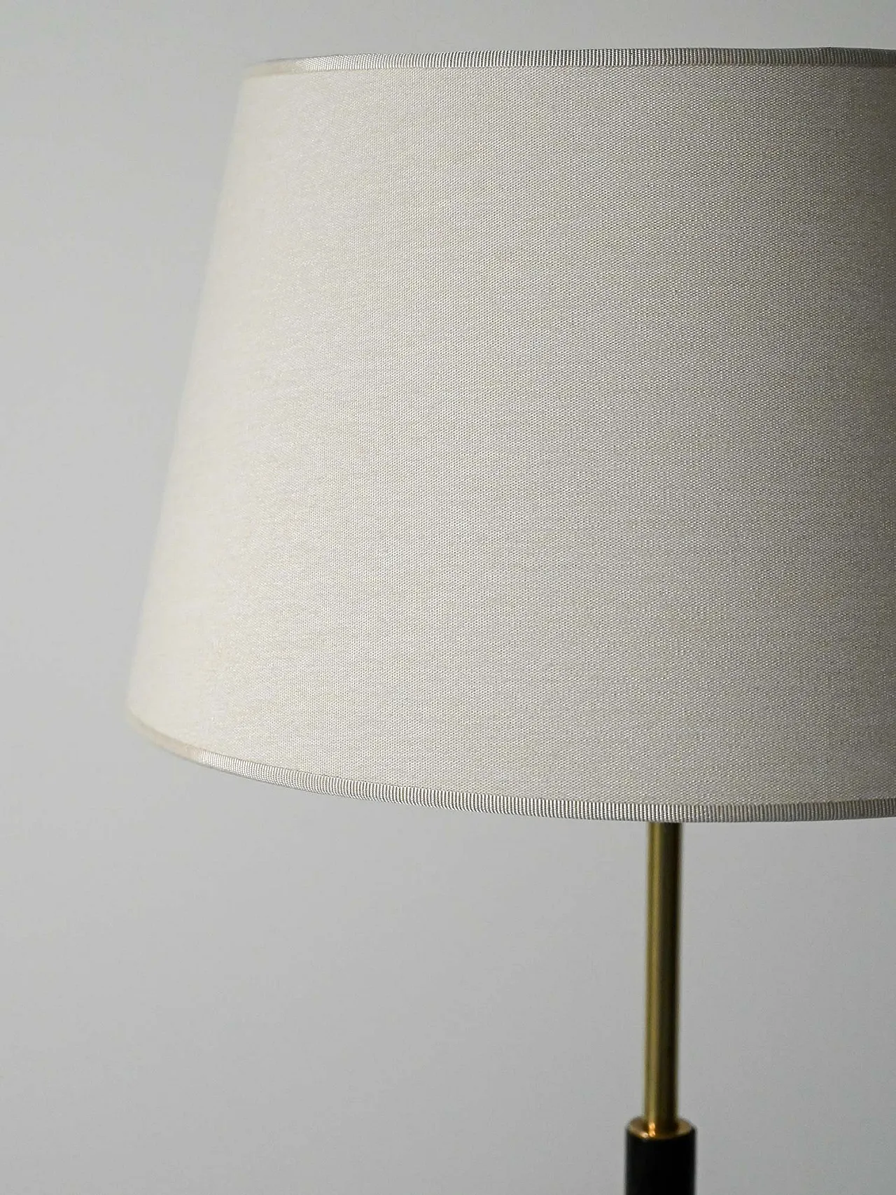 Lampada da terra scandinava in legno nero e ottone 3