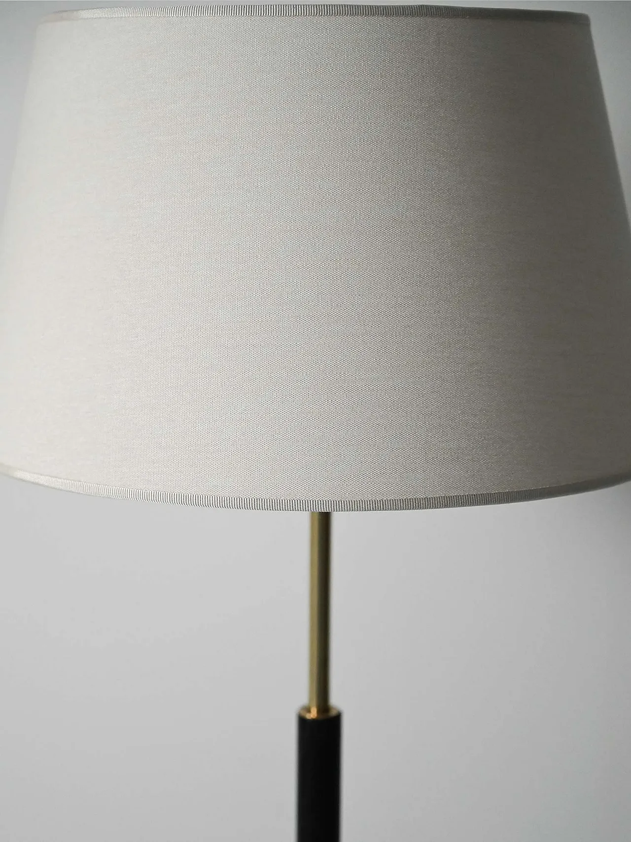 Lampada da terra scandinava in legno nero e ottone 4