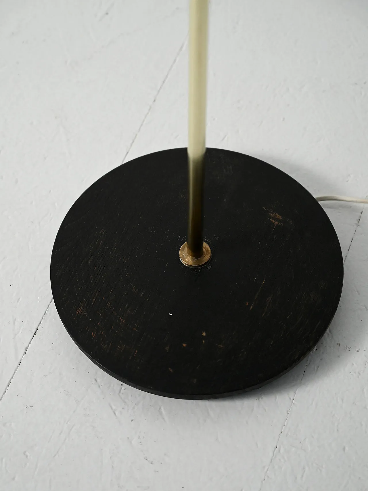 Lampada da terra scandinava in legno nero e ottone 6