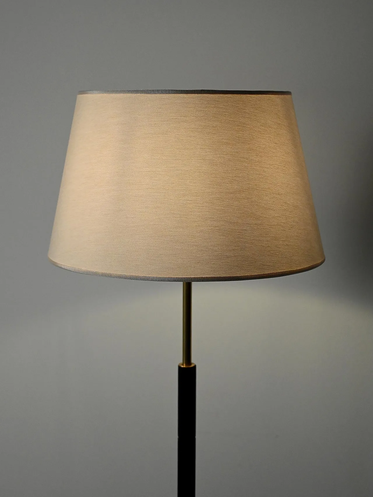 Lampada da terra scandinava in legno nero e ottone 8