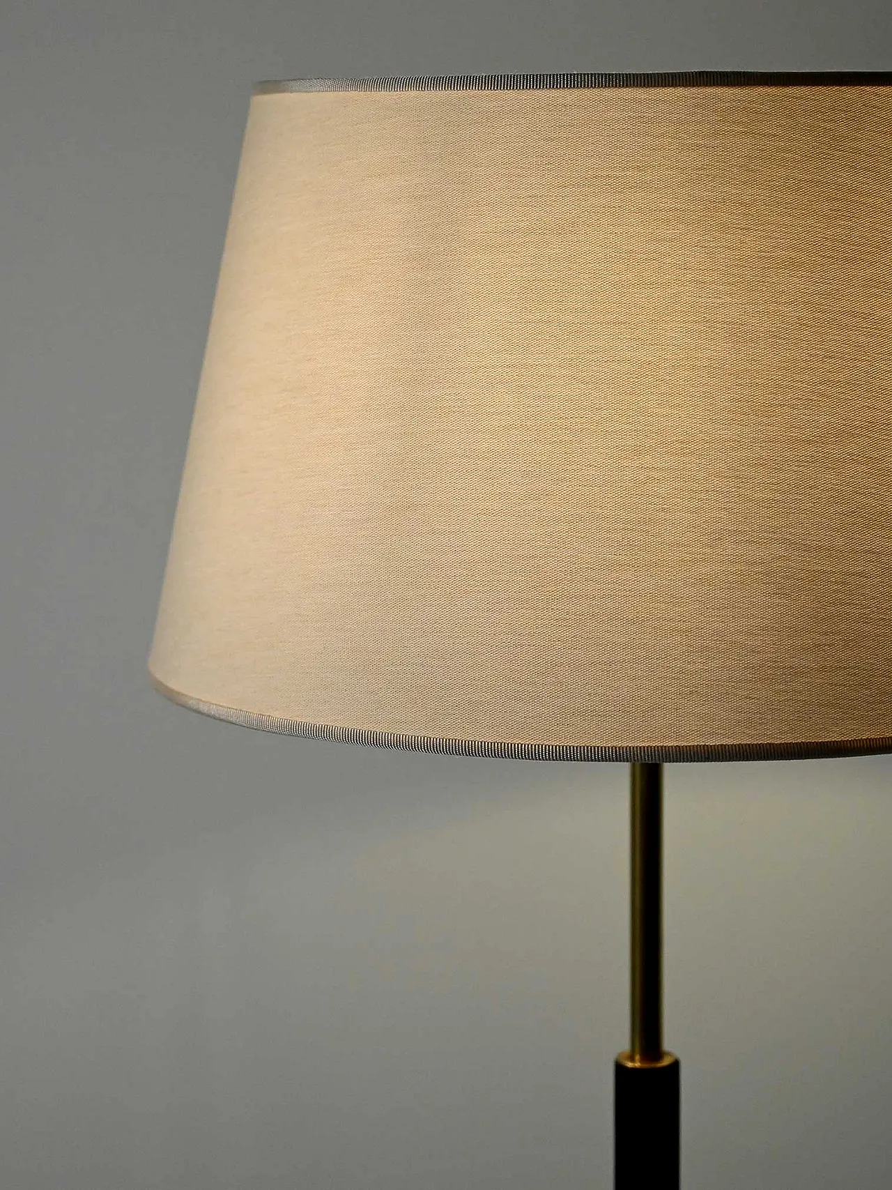 Lampada da terra scandinava in legno nero e ottone 9