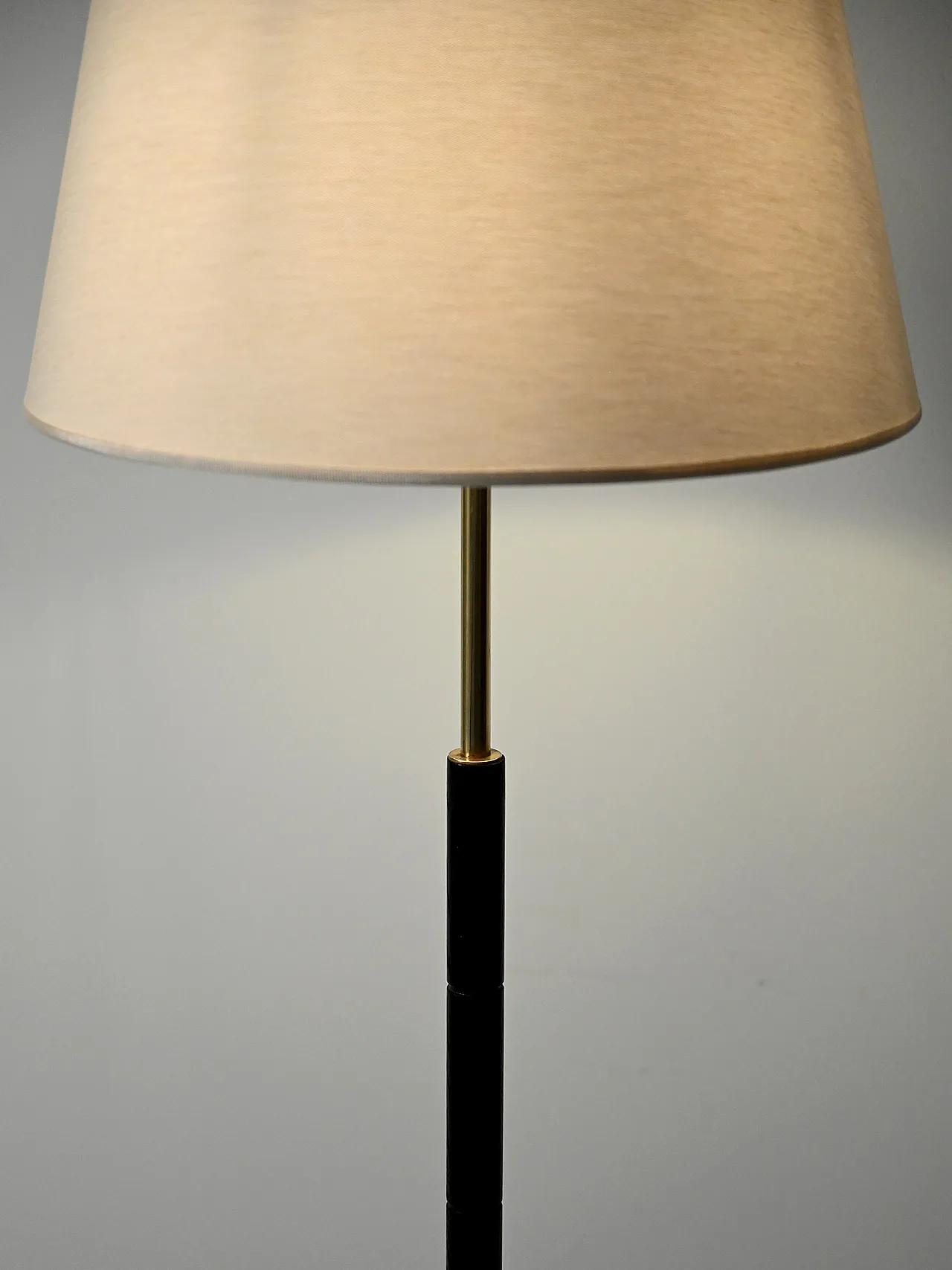 Lampada da terra scandinava in legno nero e ottone 10