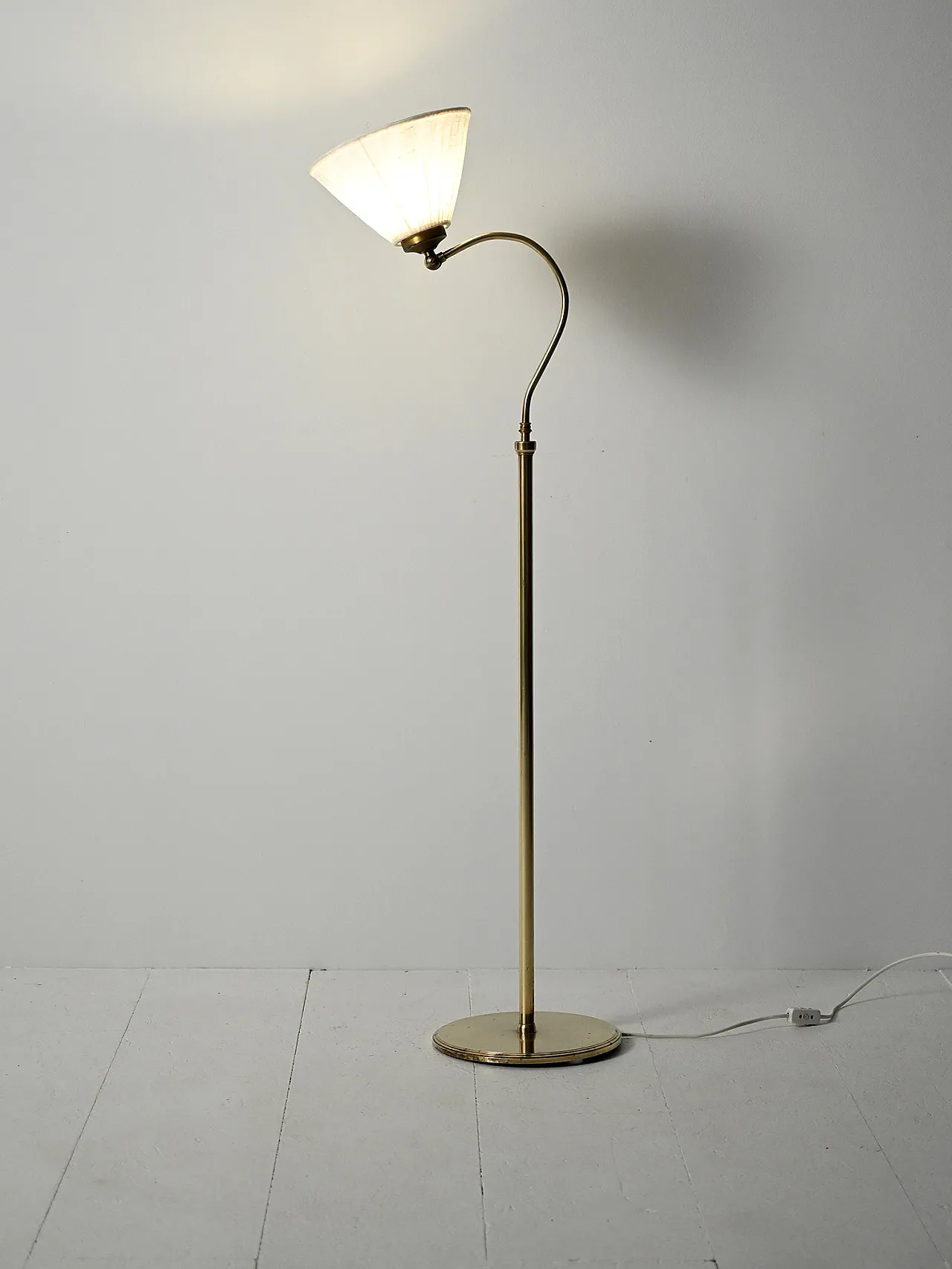Lampada da terra scandinava a collo curvo in ottone, anni ’50 2