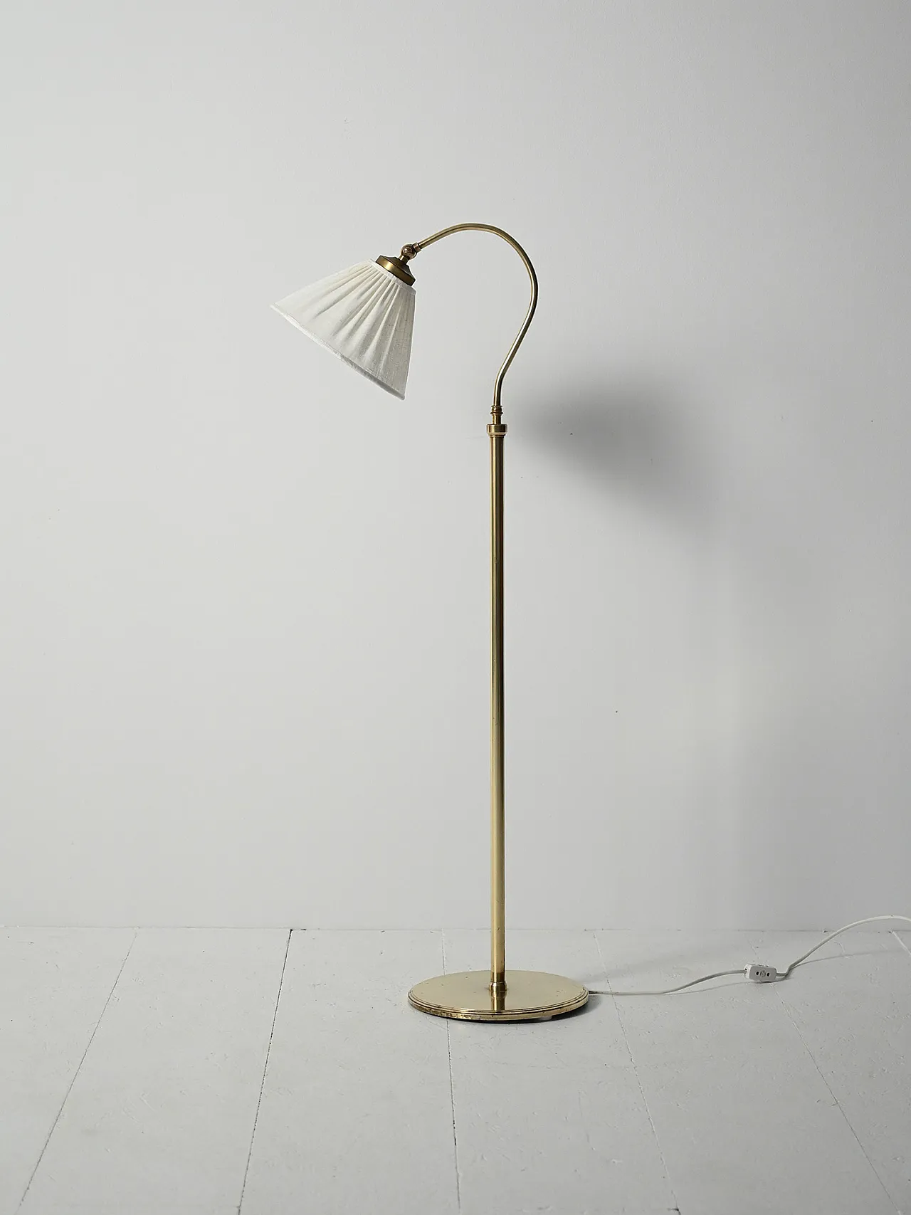 Lampada da terra scandinava a collo curvo in ottone, anni ’50 3