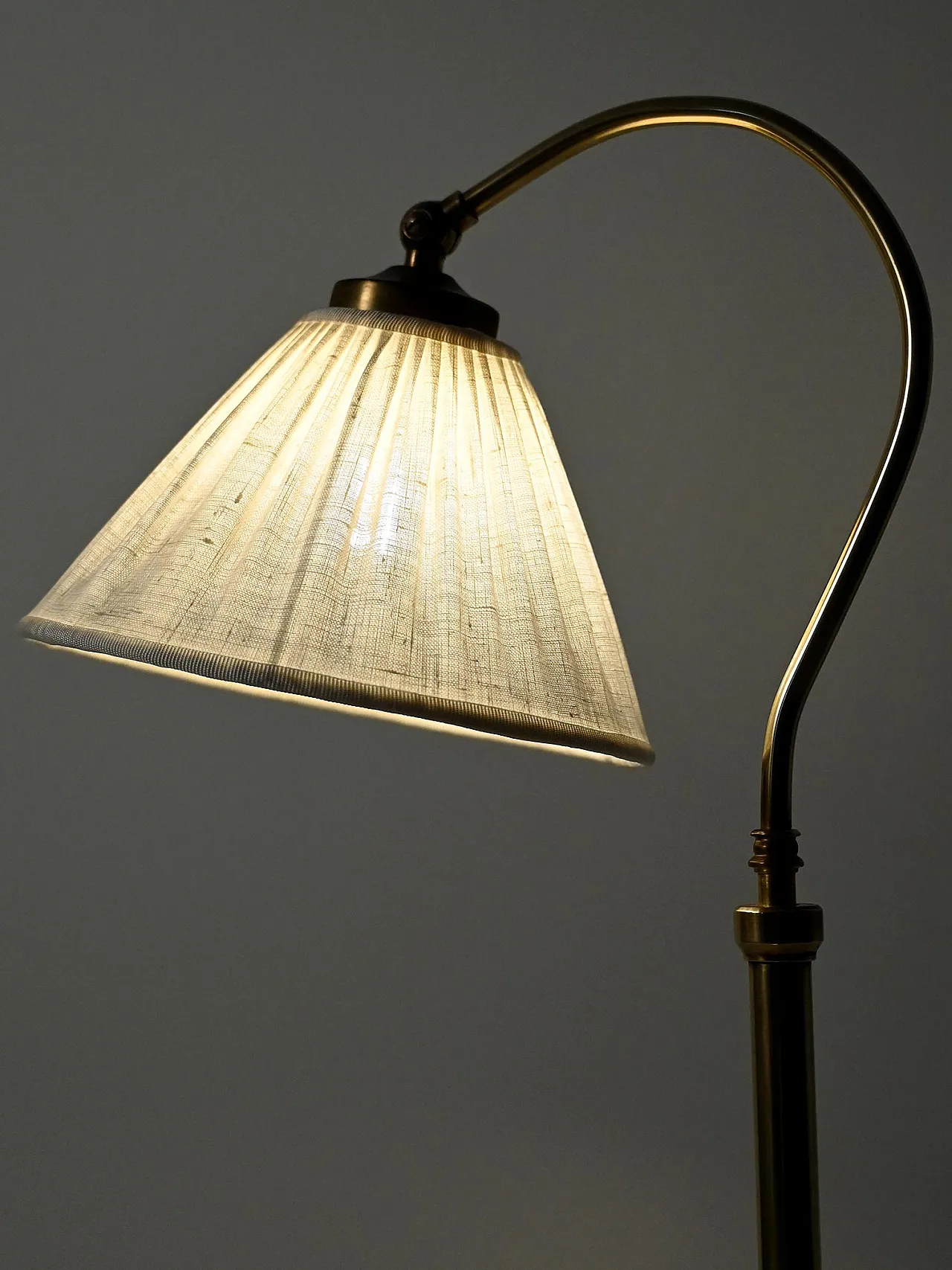 Lampada da terra scandinava a collo curvo in ottone, anni ’50 4