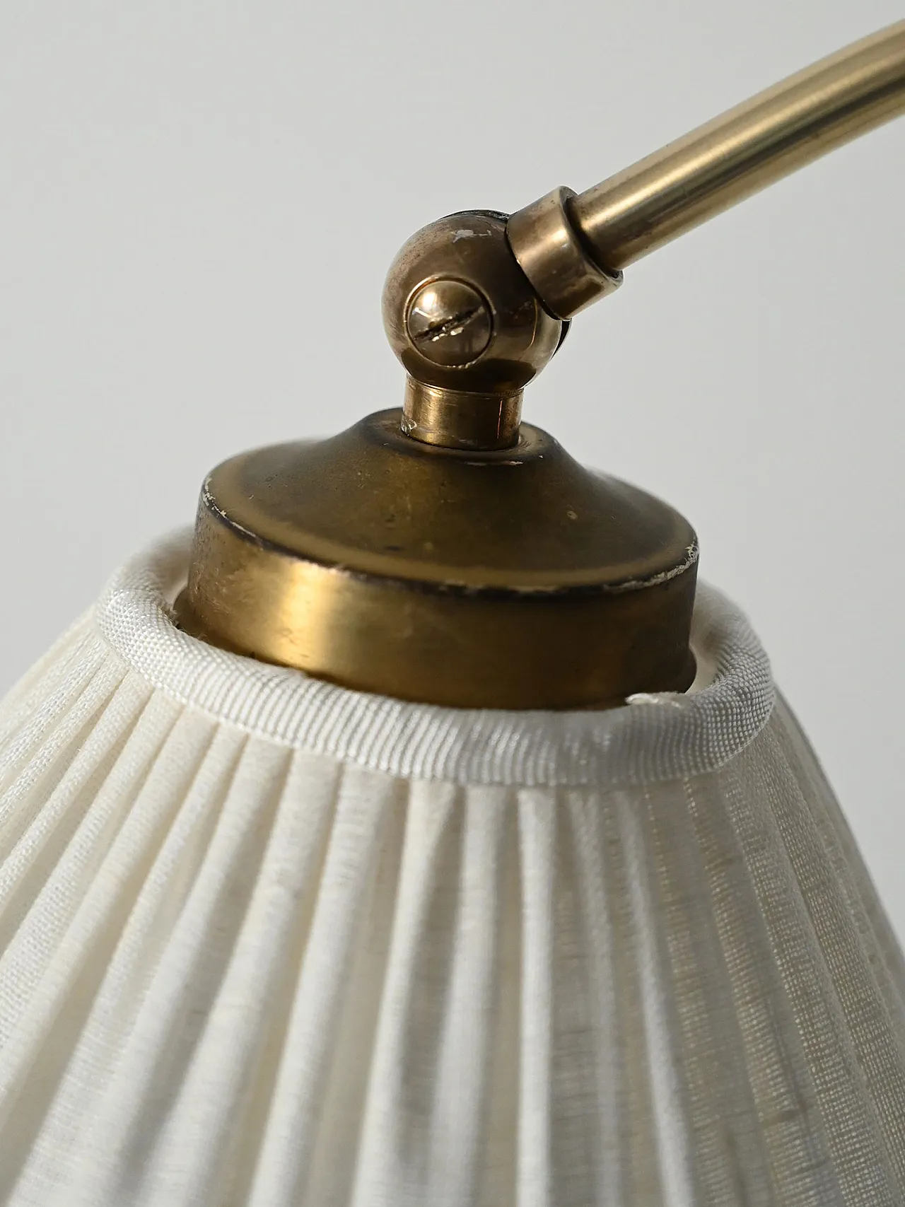 Lampada da terra scandinava a collo curvo in ottone, anni ’50 5