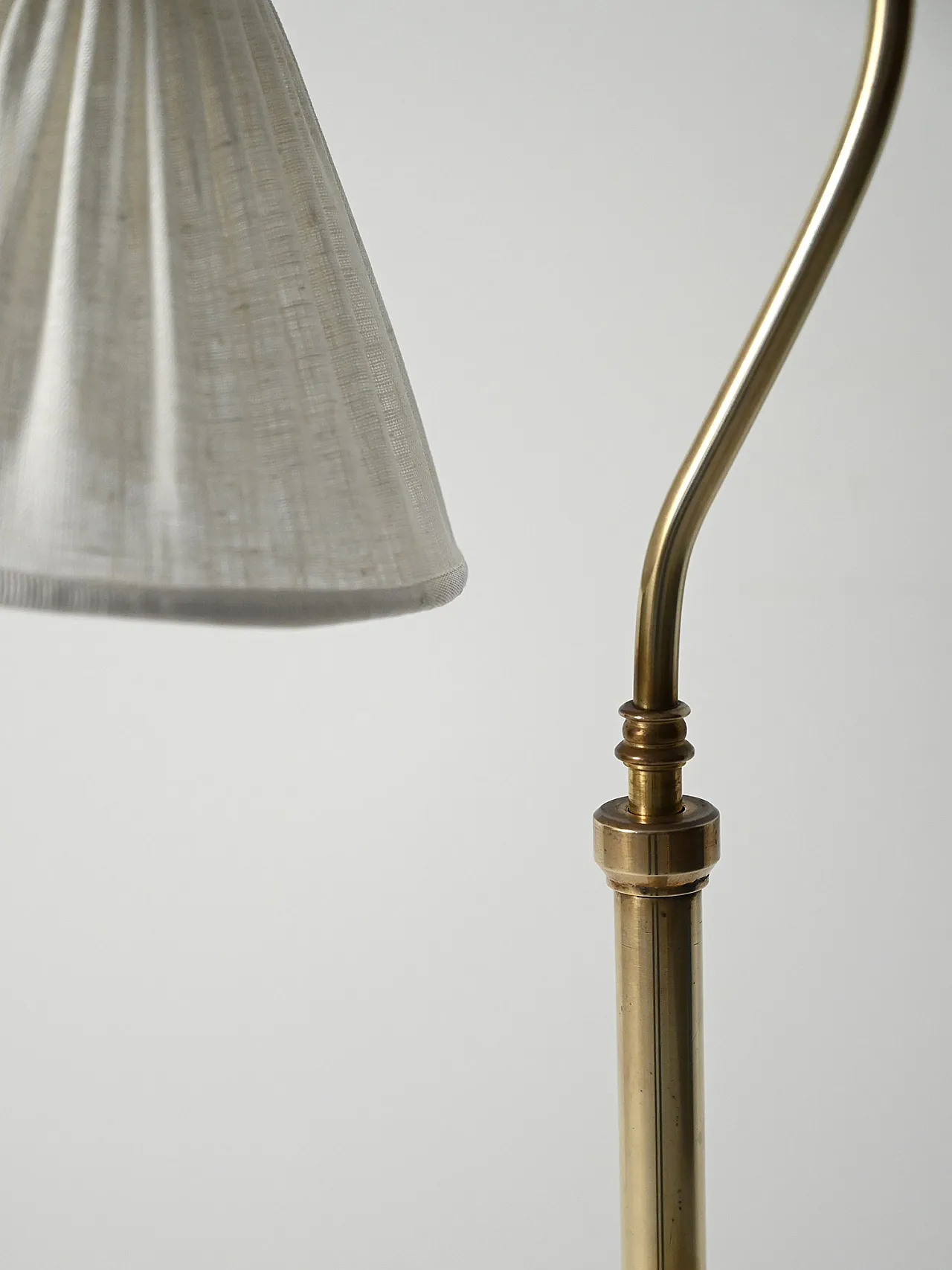 Lampada da terra scandinava a collo curvo in ottone, anni ’50 6