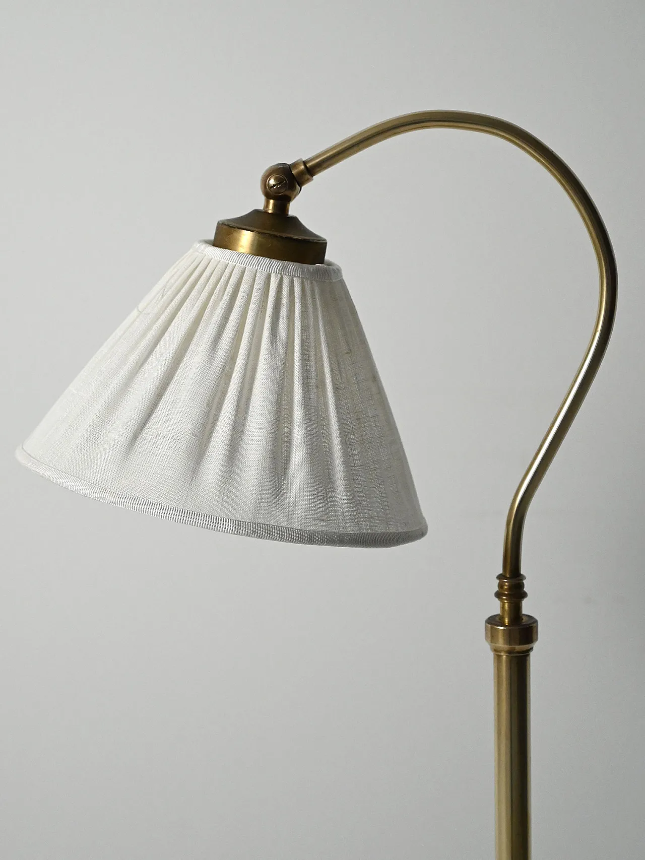 Lampada da terra scandinava a collo curvo in ottone, anni ’50 9