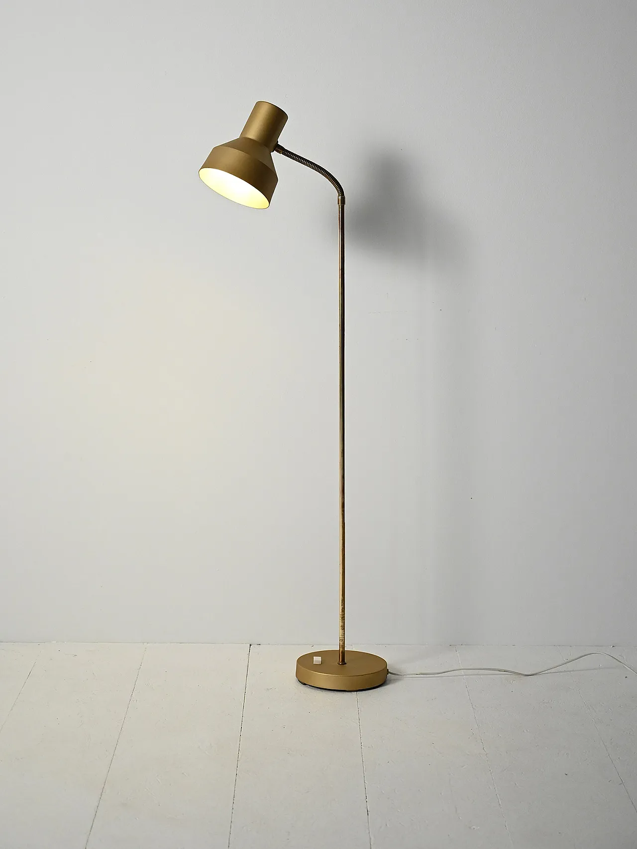 Lampada da terra scandinava in ottone e metallo cromato, anni '70 1