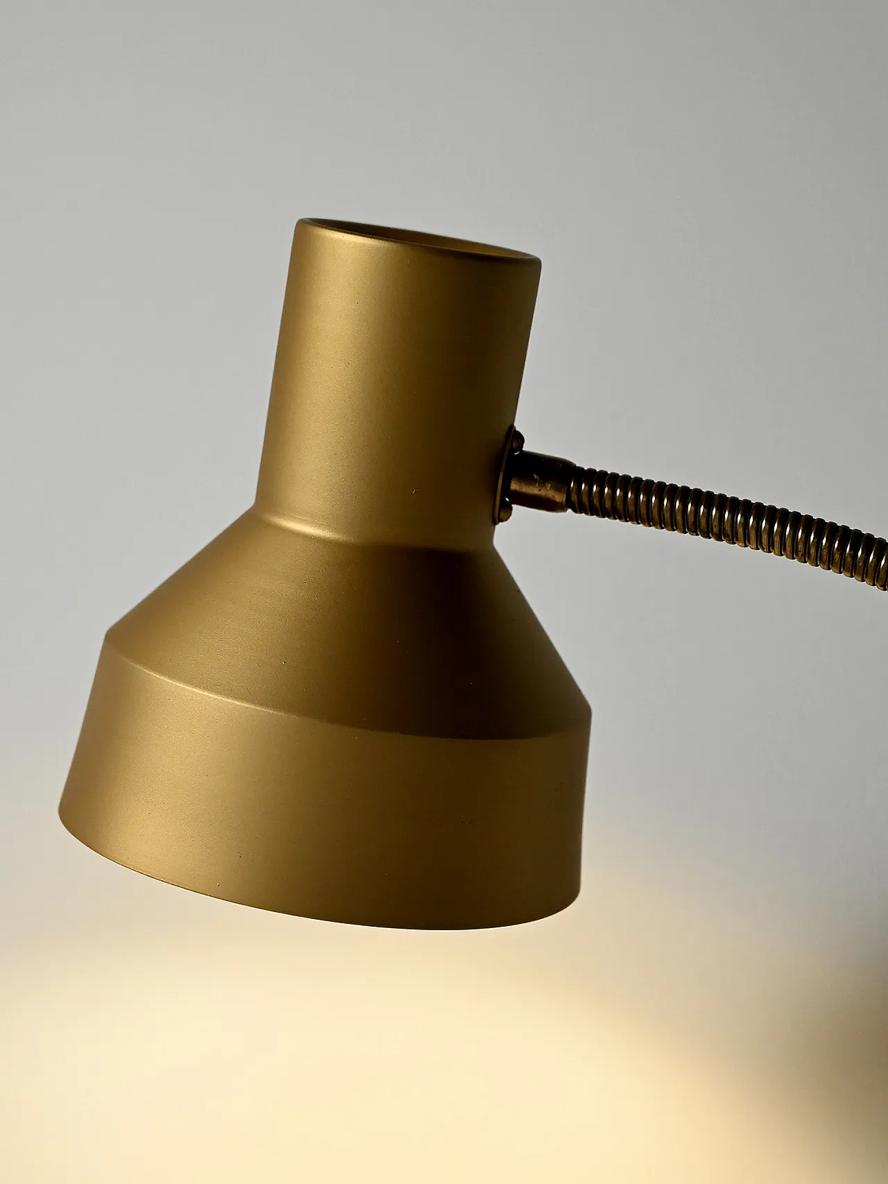 Lampada da terra scandinava in ottone e metallo cromato, anni '70 8