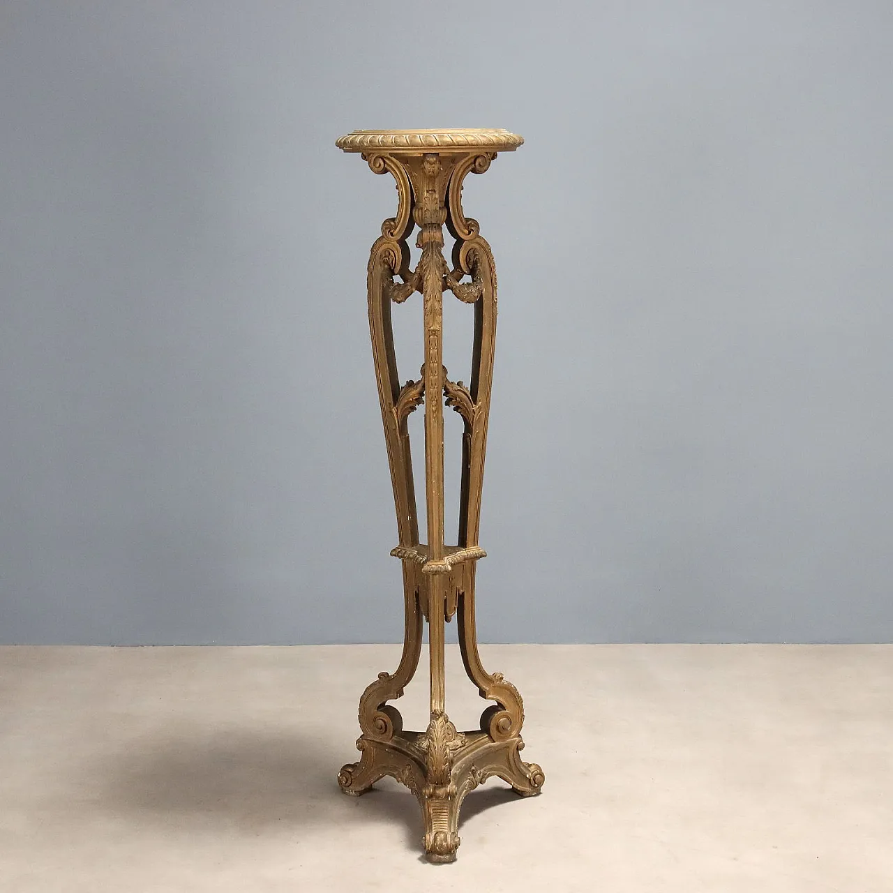 Carved and gilded wooden tripod tray holder, early 20th century 1